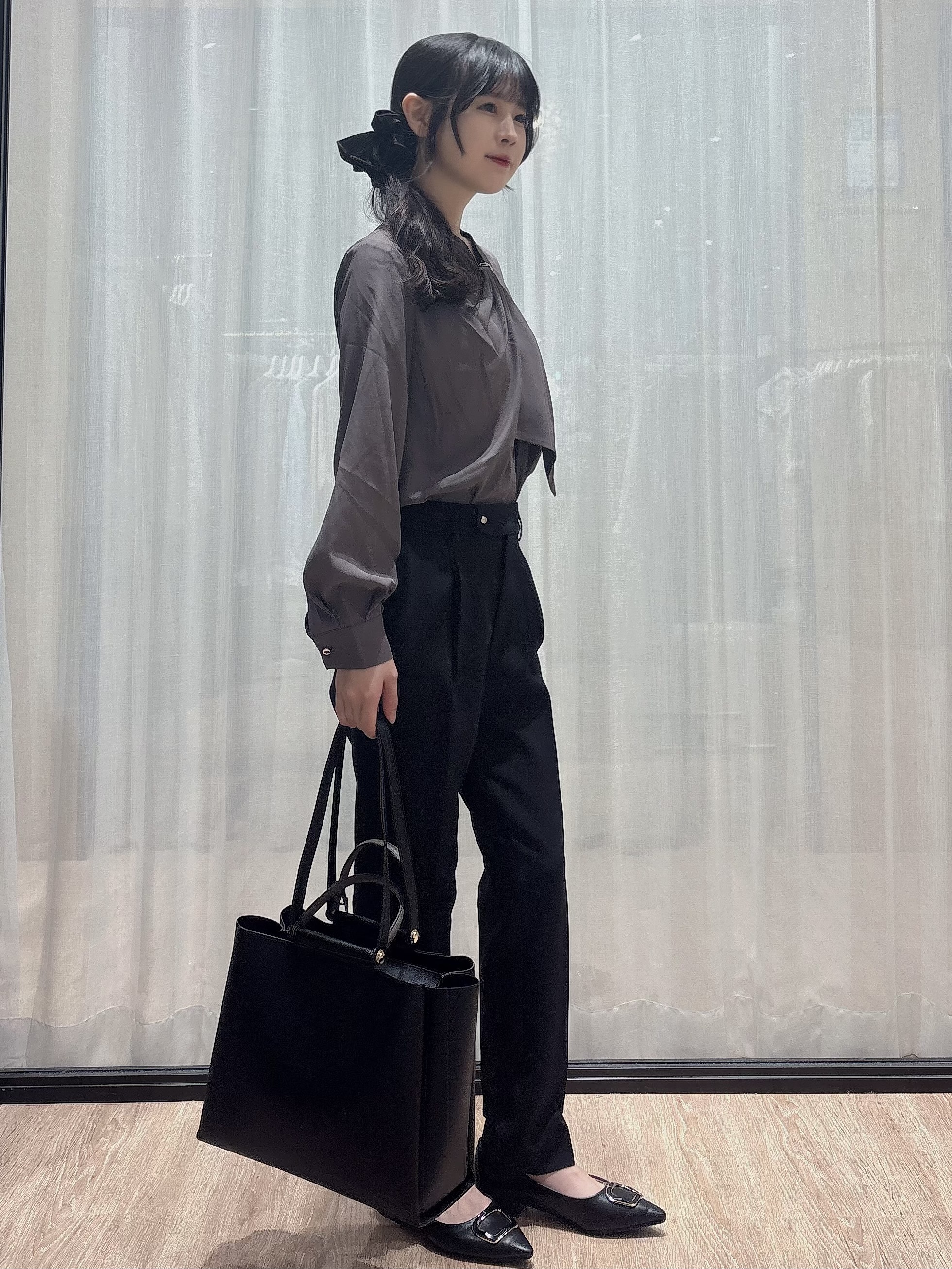 ぞうげさんの「OPAQUE.CLIP｜ゴールドモチーフ付きボウタイブラウス【洗濯機OK／イージーアイロン】」を使ったコーディネート