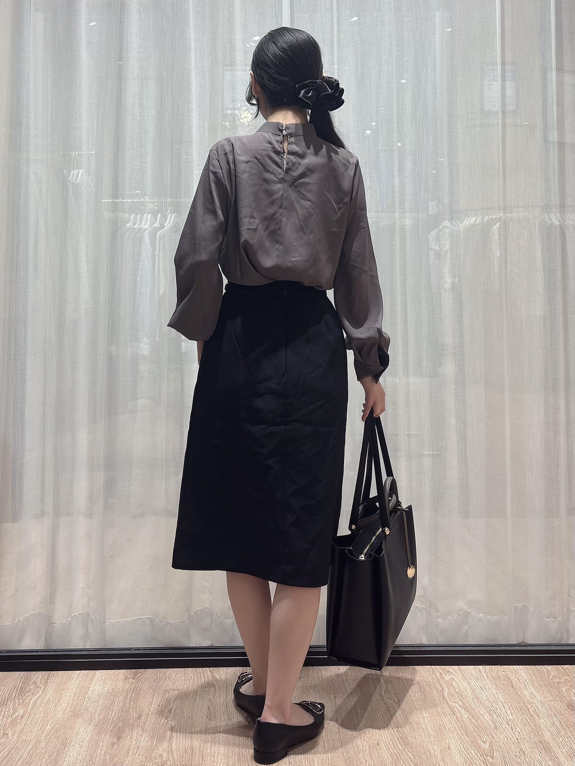 ぞうげさんの「OPAQUE.CLIP｜ゴールドモチーフ付きボウタイブラウス【洗濯機OK／イージーアイロン】」を使ったコーディネート