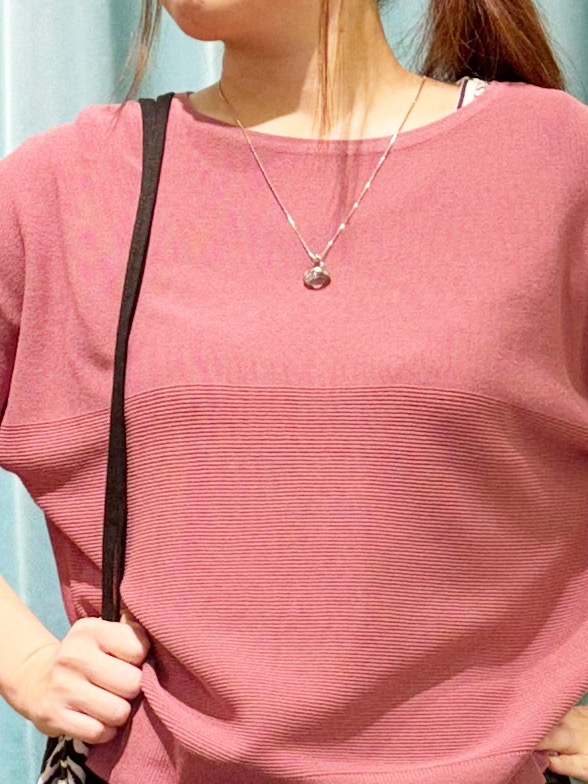tukiさんの「SHOO･LA･RUE｜【毛玉になりにくい】パール調ボタンが女性らしさをプラス ガーター切替 7分袖ドルマンニット」を使ったコーディネート