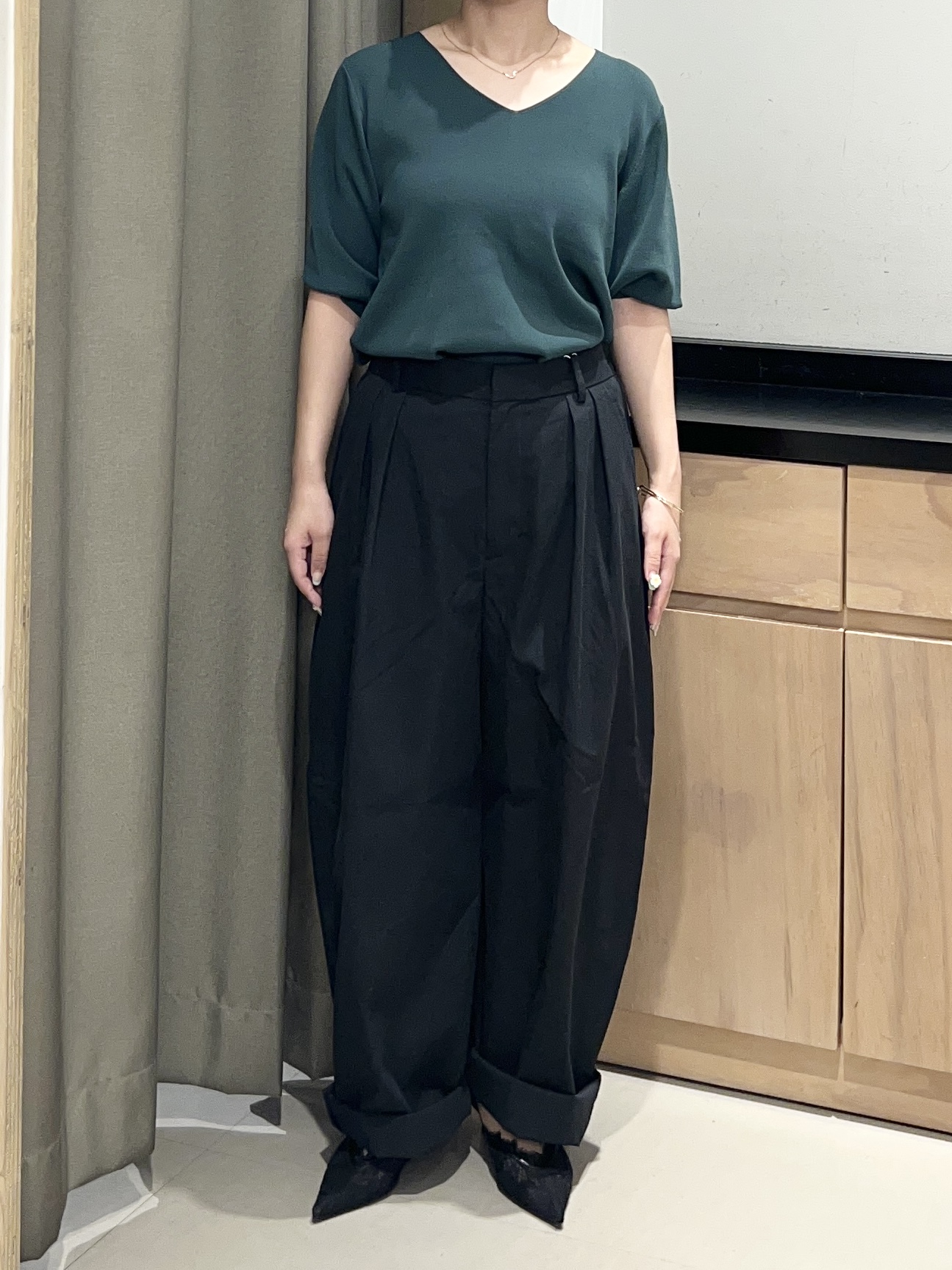 かのさんの「THE SHOP TK｜【秋始めにちょうどいい/毛玉防止】すっきりVネック秋色6分袖ニット」を使ったコーディネート