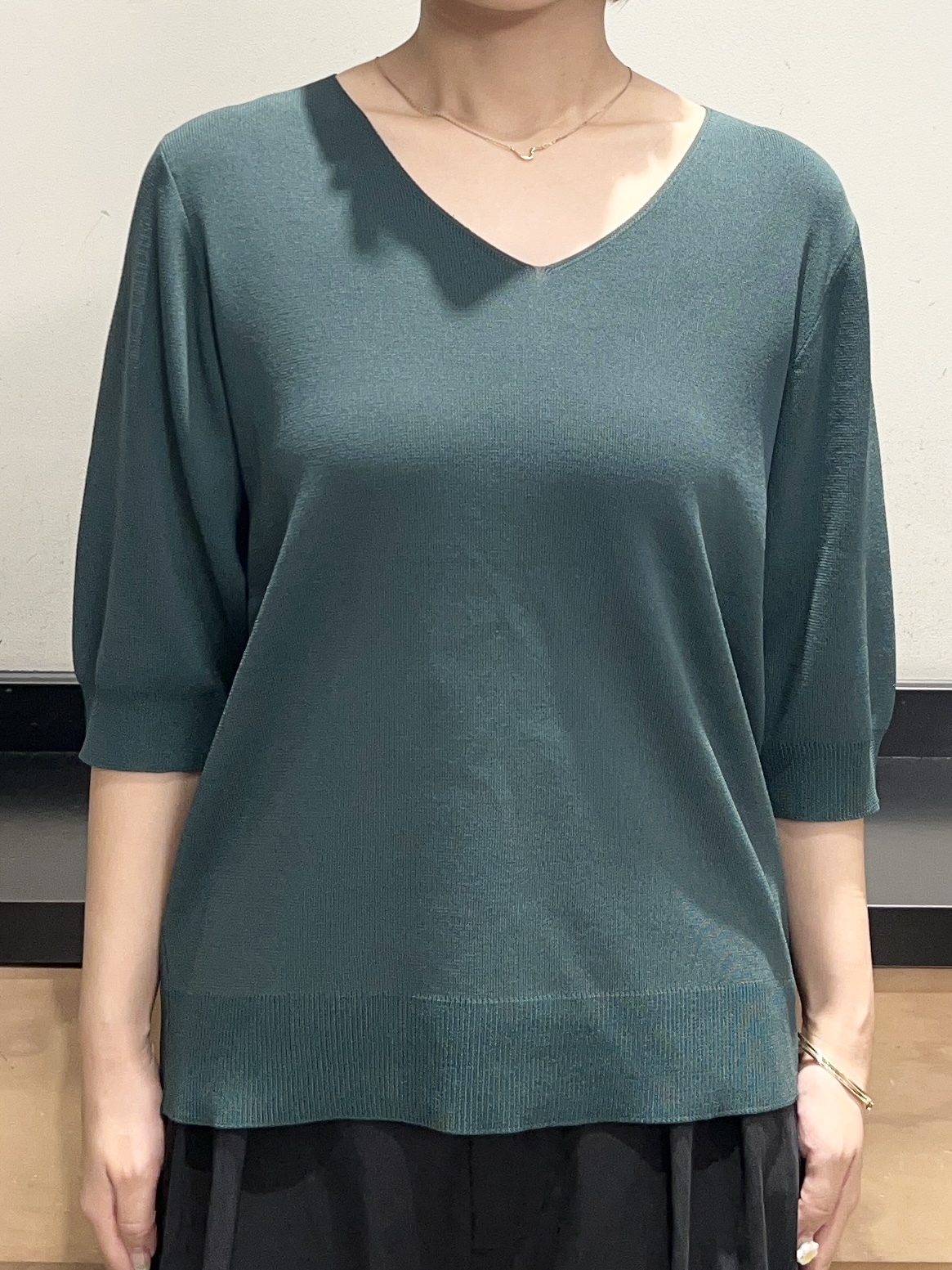 かのさんの「THE SHOP TK｜【秋始めにちょうどいい/毛玉防止】すっきりVネック秋色6分袖ニット」を使ったコーディネート