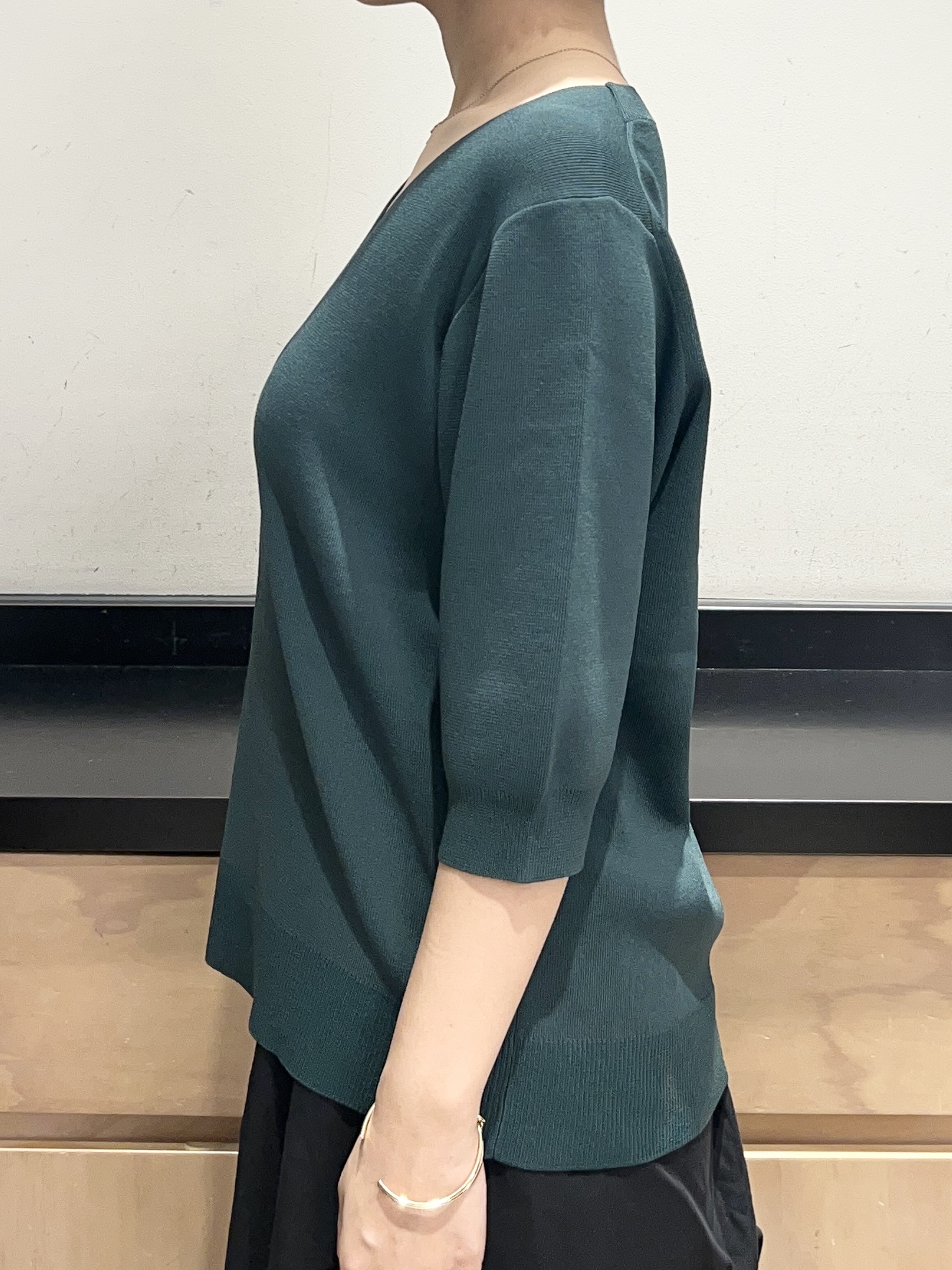 かのさんの「THE SHOP TK｜【秋始めにちょうどいい/毛玉防止】すっきりVネック秋色6分袖ニット」を使ったコーディネート