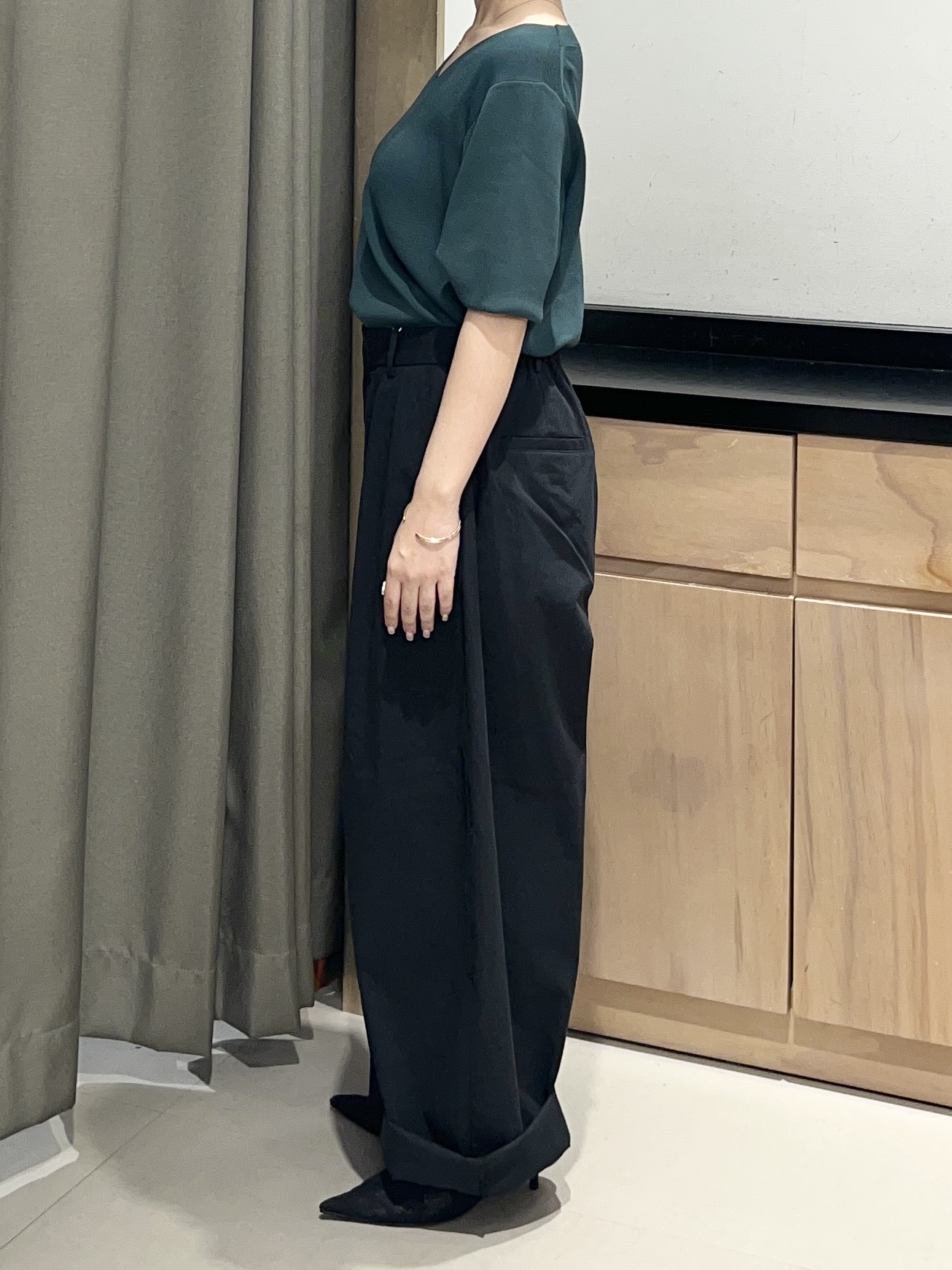 かのさんの「THE SHOP TK｜【秋始めにちょうどいい/毛玉防止】すっきりVネック秋色6分袖ニット」を使ったコーディネート
