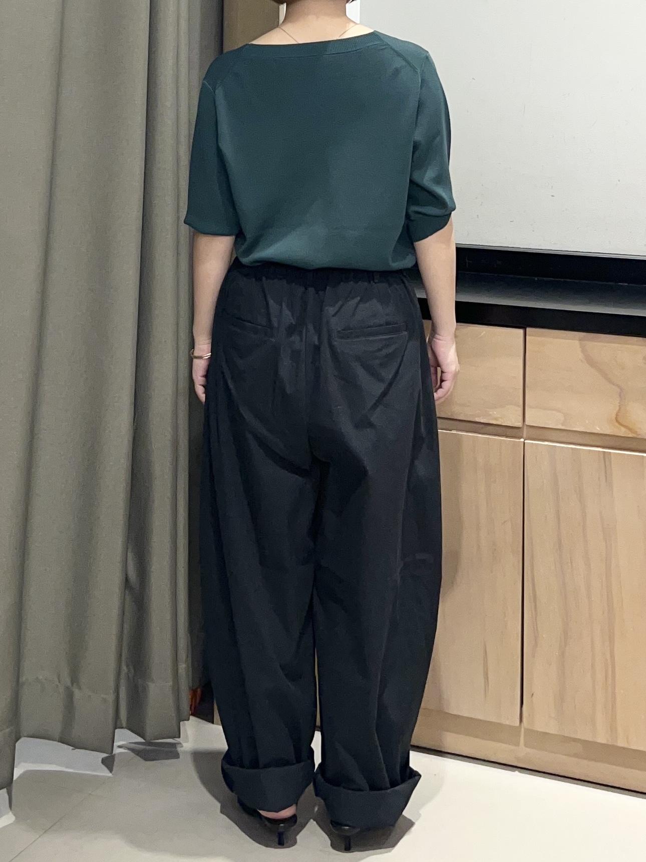 かのさんの「THE SHOP TK｜【秋始めにちょうどいい/毛玉防止】すっきりVネック秋色6分袖ニット」を使ったコーディネート