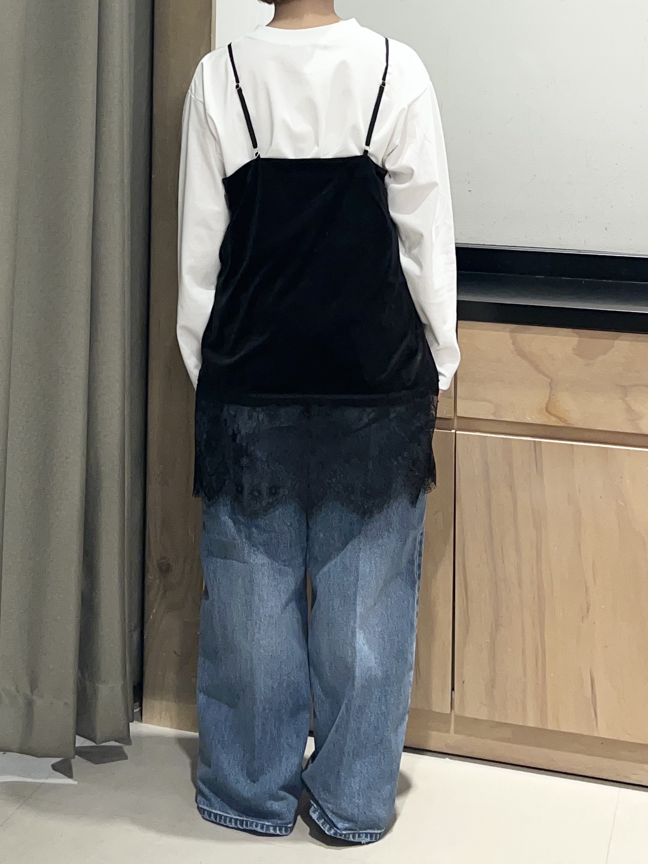 かのさんの「THE SHOP TK｜【1枚プラスで 印象アップ】 ベロアレースキャミ」を使ったコーディネート