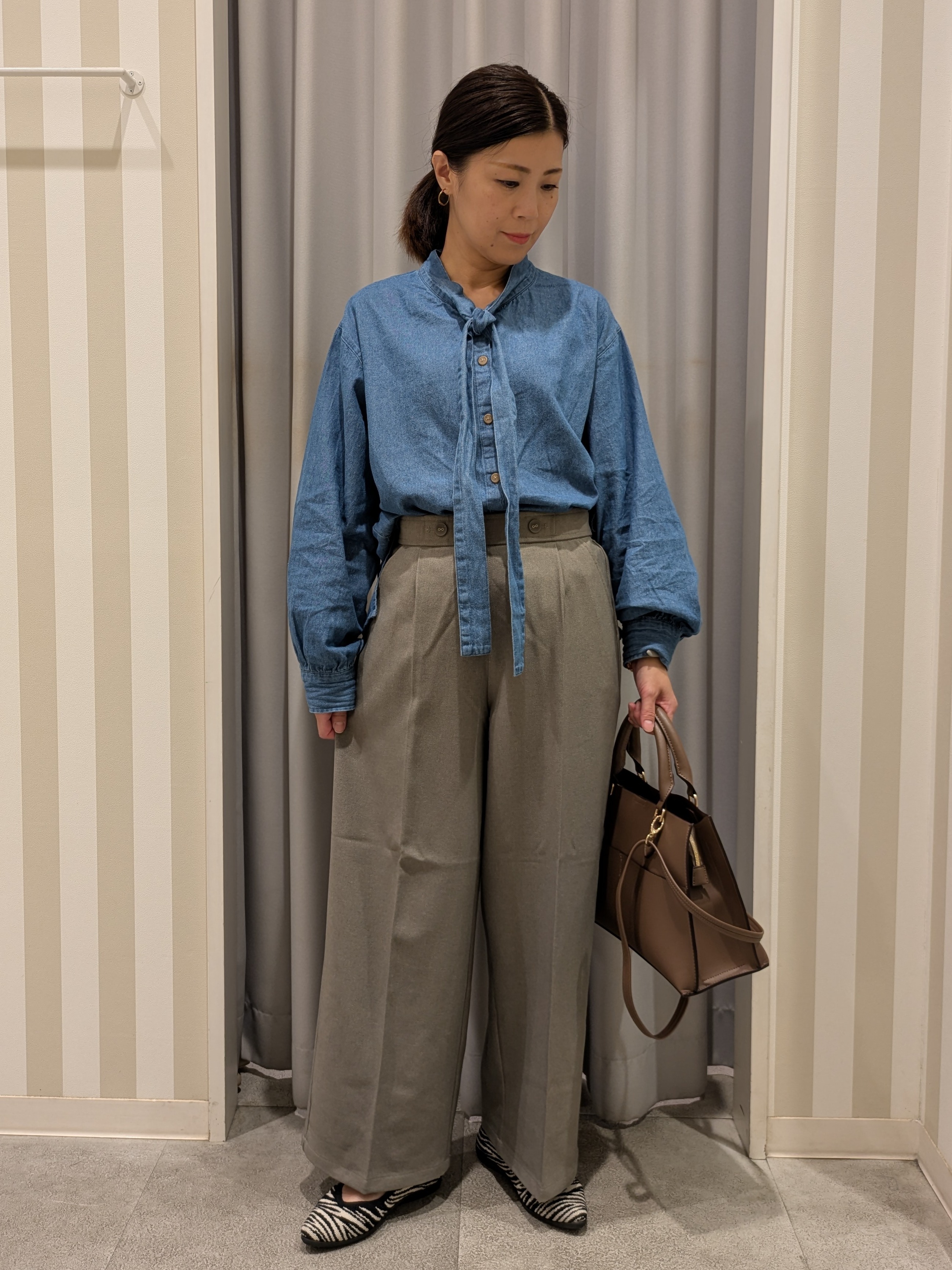 𝐂𝐡𝐢𝐢 &hearts;(ちー)さんの「SHOO･LA･RUE｜【洗濯機可】デニムボウタイリボンシャツ」を使ったコーディネート