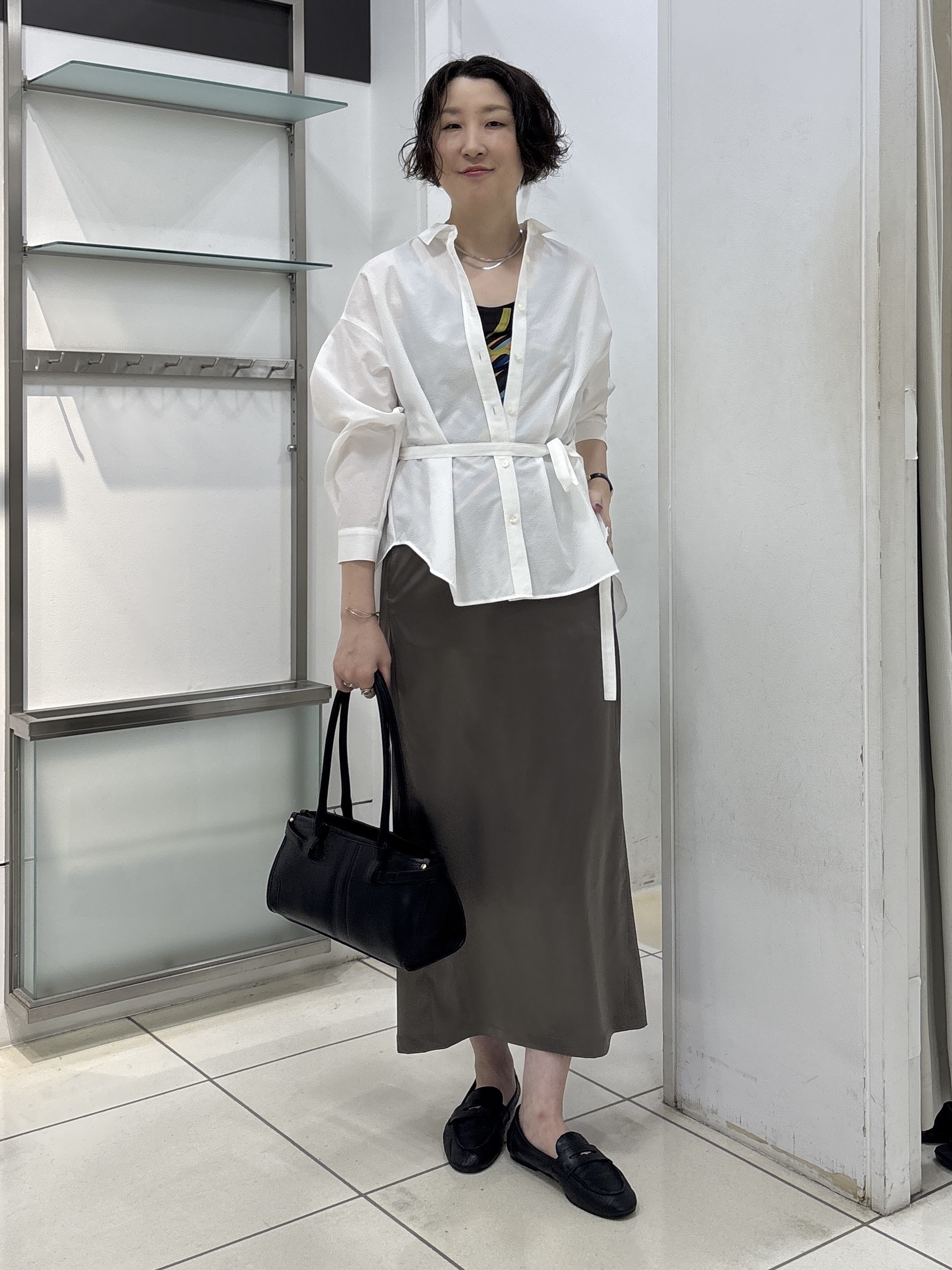 yuriさんの「INDIVI｜【吸汗速乾／ストレッチ◎】サテン素材ナロースカート」を使ったコーディネート