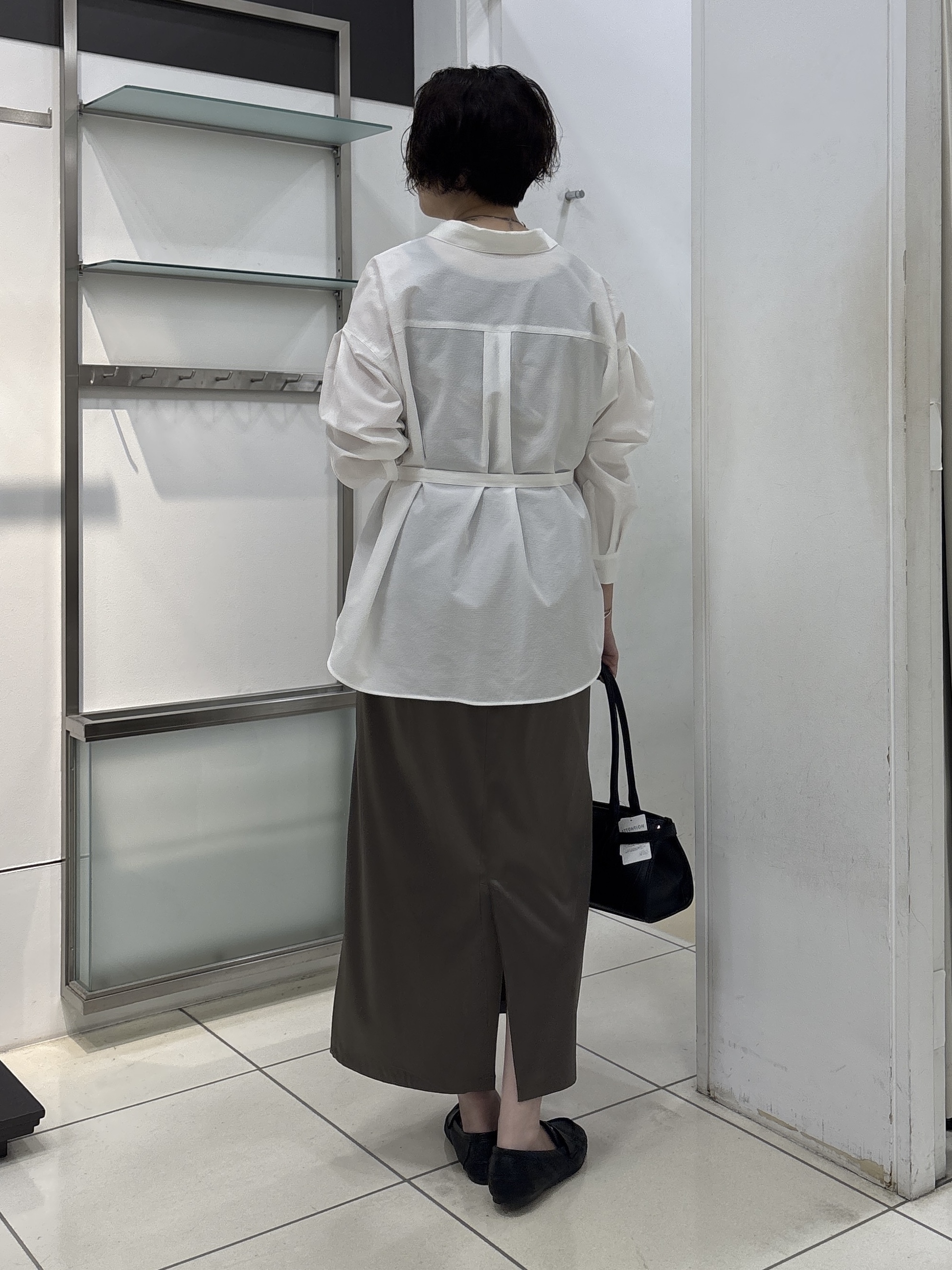 yuriさんの「INDIVI｜【吸汗速乾／ストレッチ◎】サテン素材ナロースカート」を使ったコーディネート