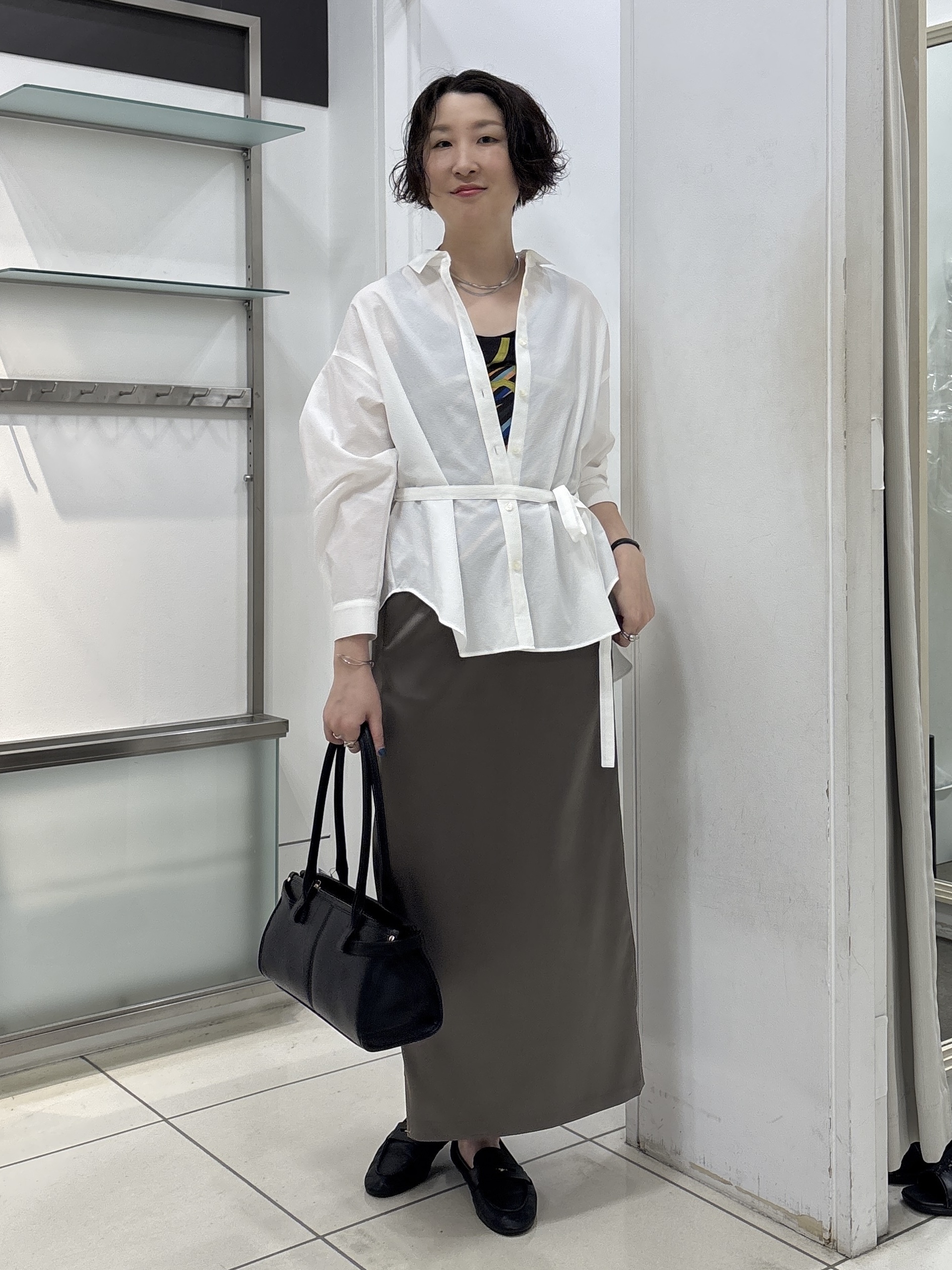 yuriさんの「INDIVI｜【吸汗速乾／ストレッチ◎】サテン素材ナロースカート」を使ったコーディネート