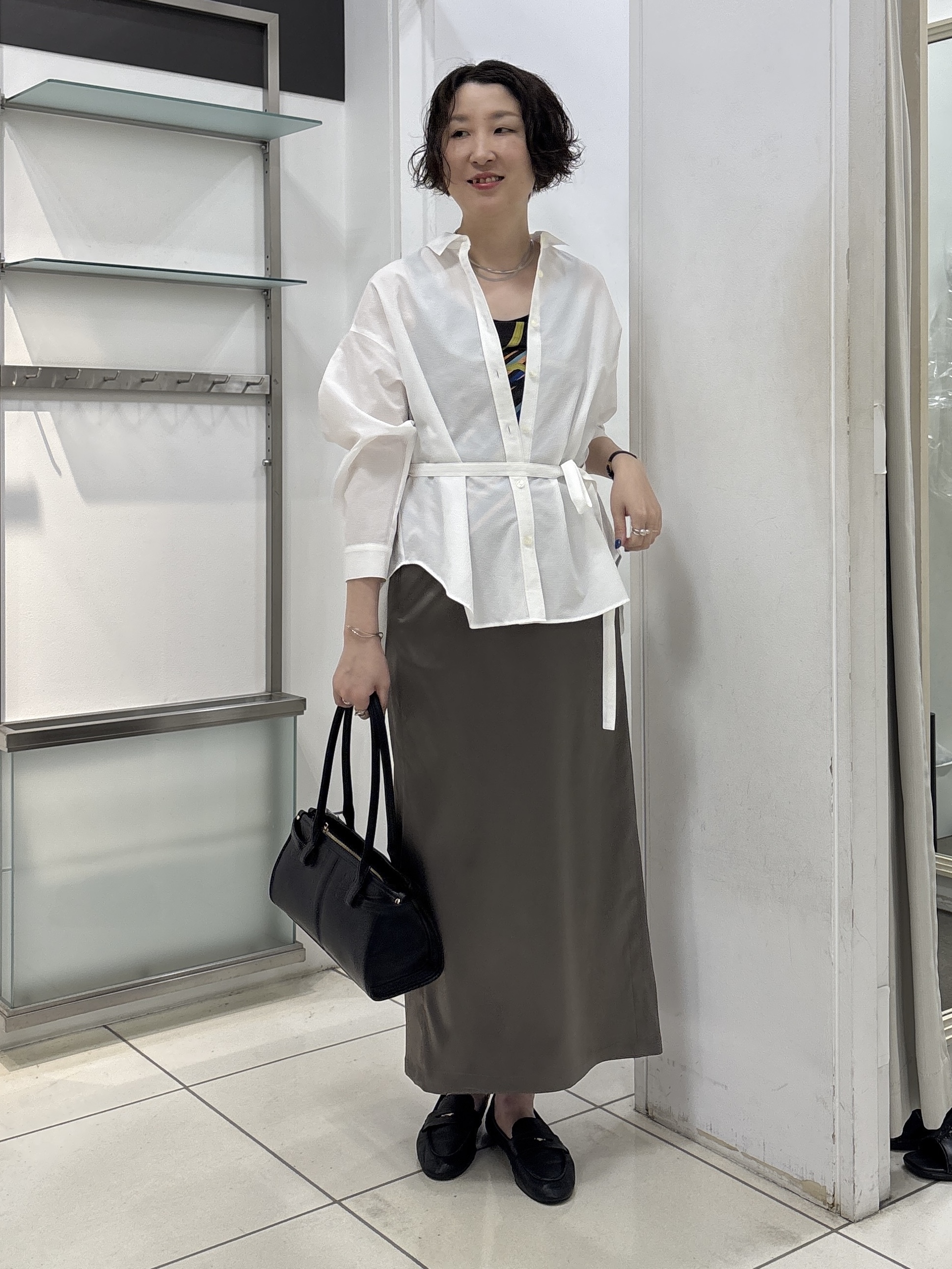 yuriさんの「INDIVI｜【吸汗速乾／ストレッチ◎】サテン素材ナロースカート」を使ったコーディネート