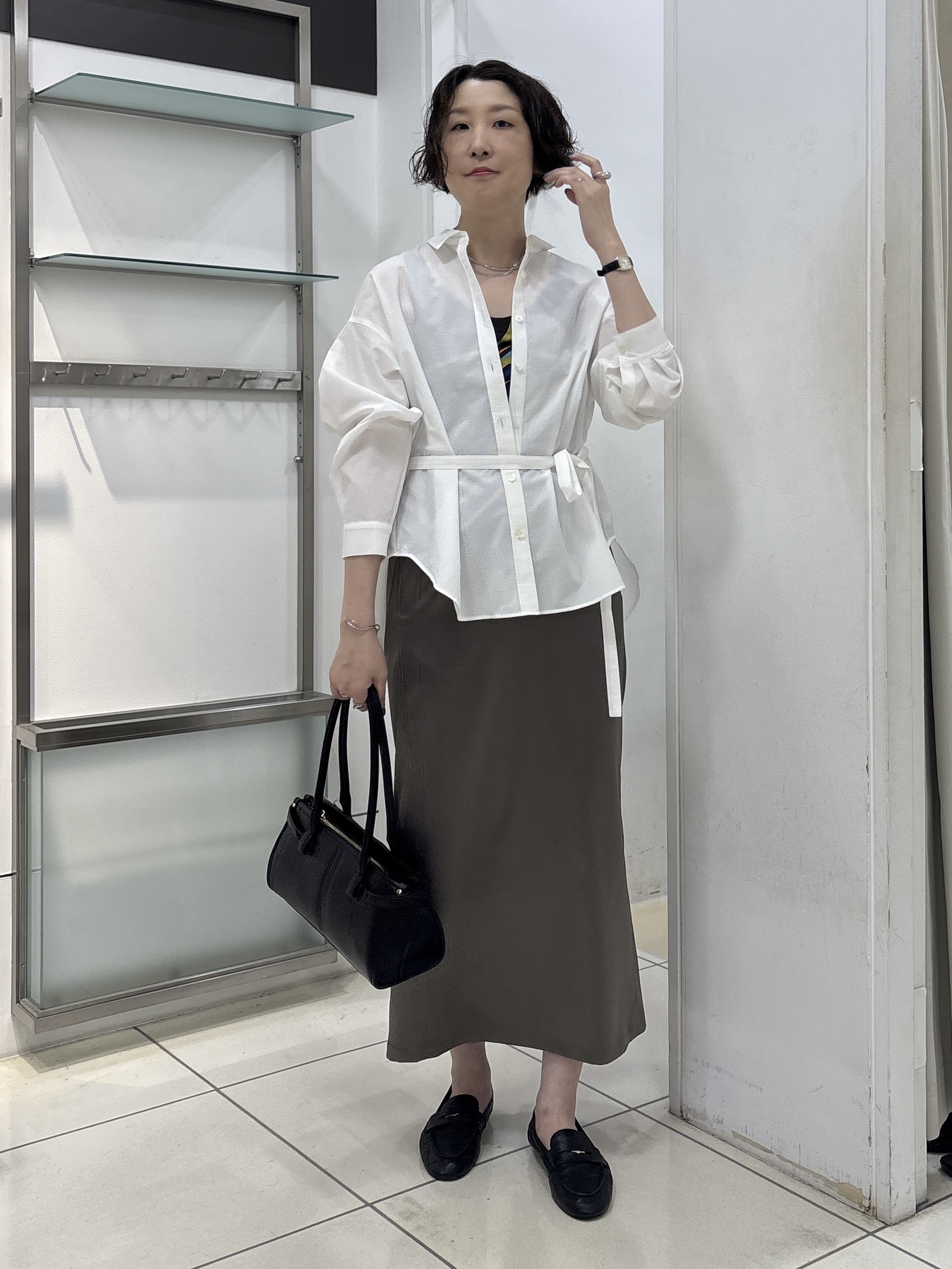 yuriさんの「INDIVI｜【吸汗速乾／ストレッチ◎】サテン素材ナロースカート」を使ったコーディネート