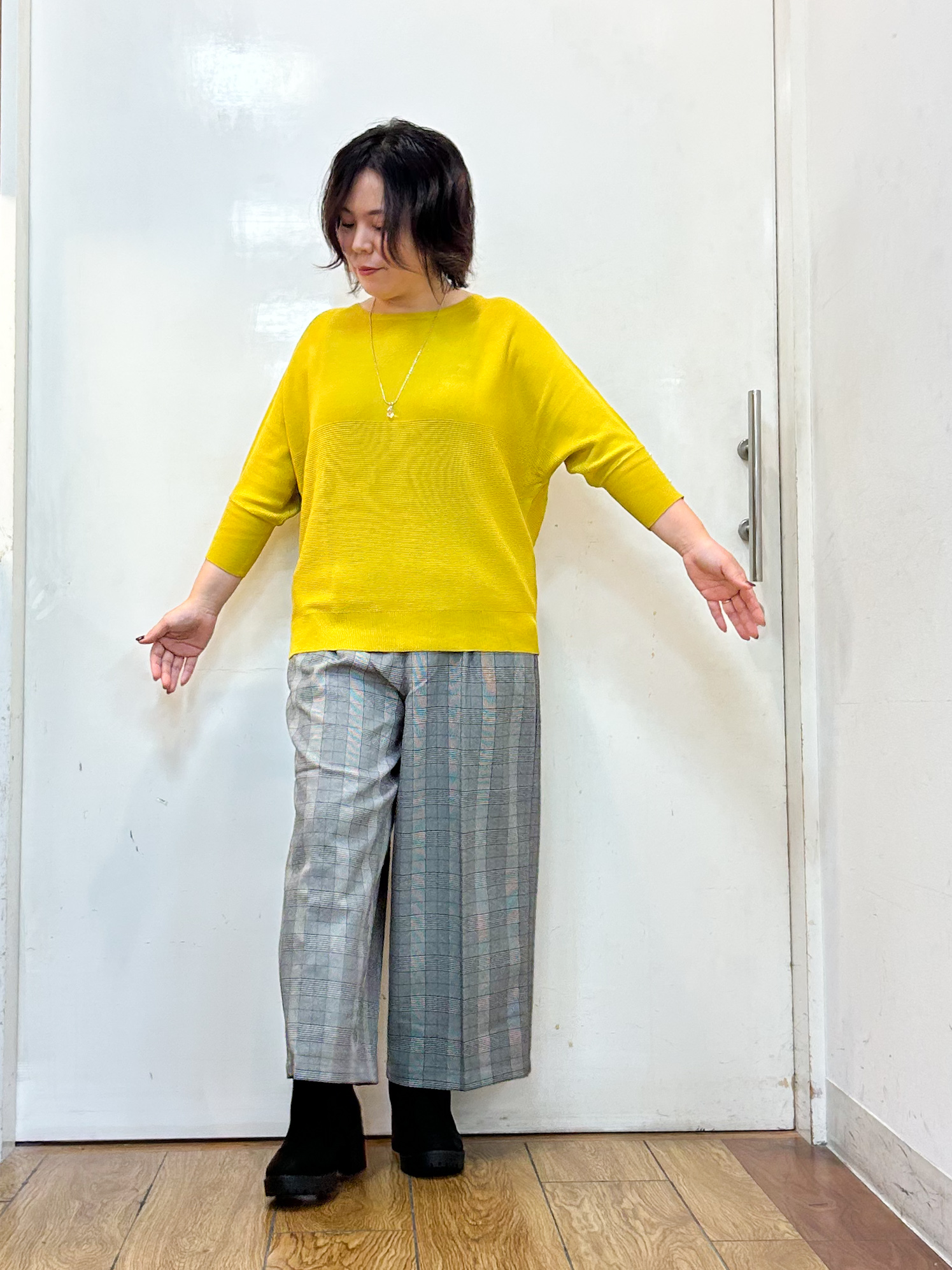 haruさんの「SHOO･LA･RUE｜【毛玉になりにくい】パール調ボタンが女性らしさをプラス ガーター切替 7分袖ドルマンニット」を使ったコーディネート