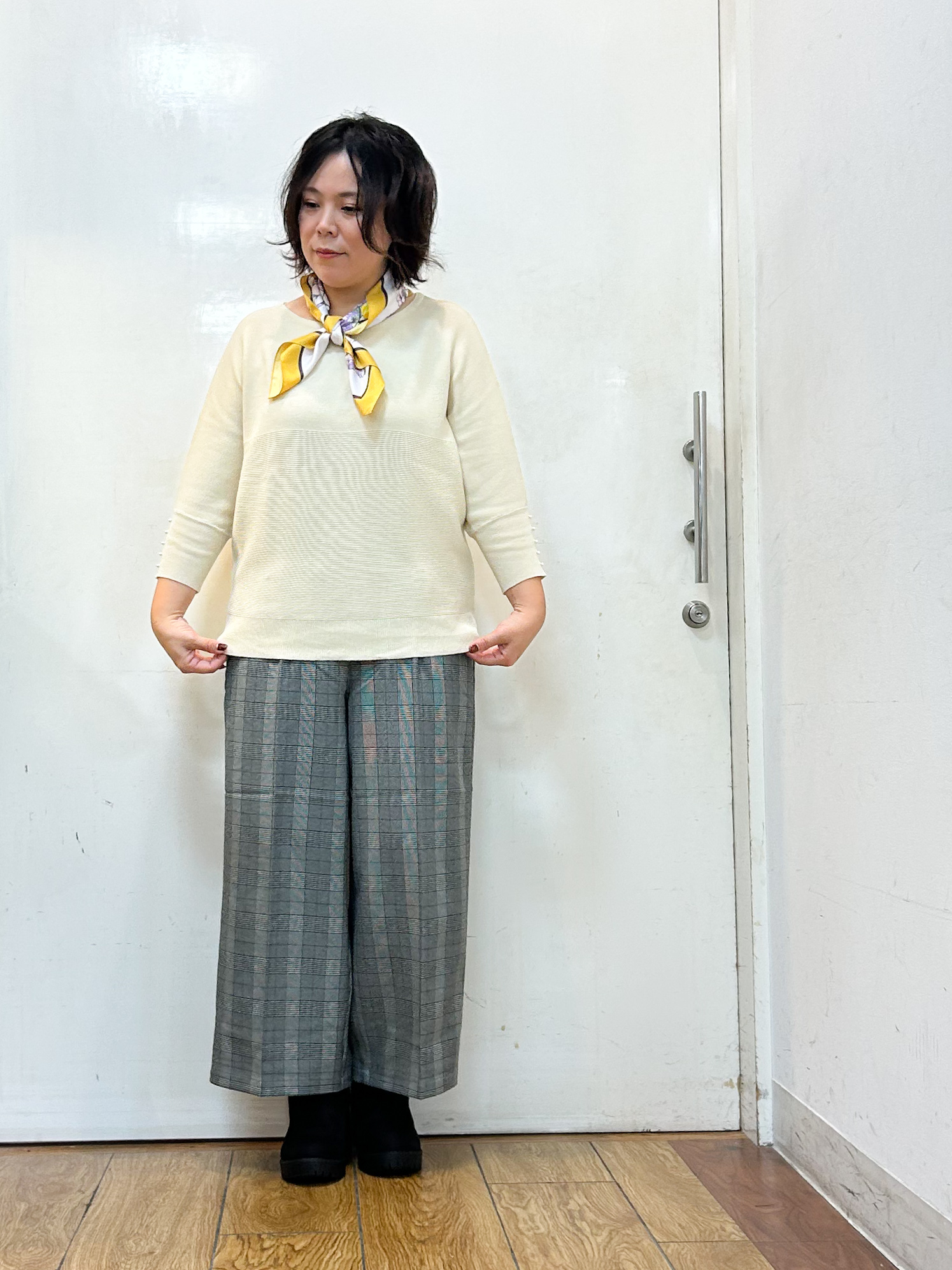 haruさんの「SHOO･LA･RUE｜【毛玉になりにくい】パール調ボタンが女性らしさをプラス ガーター切替 7分袖ドルマンニット」を使ったコーディネート