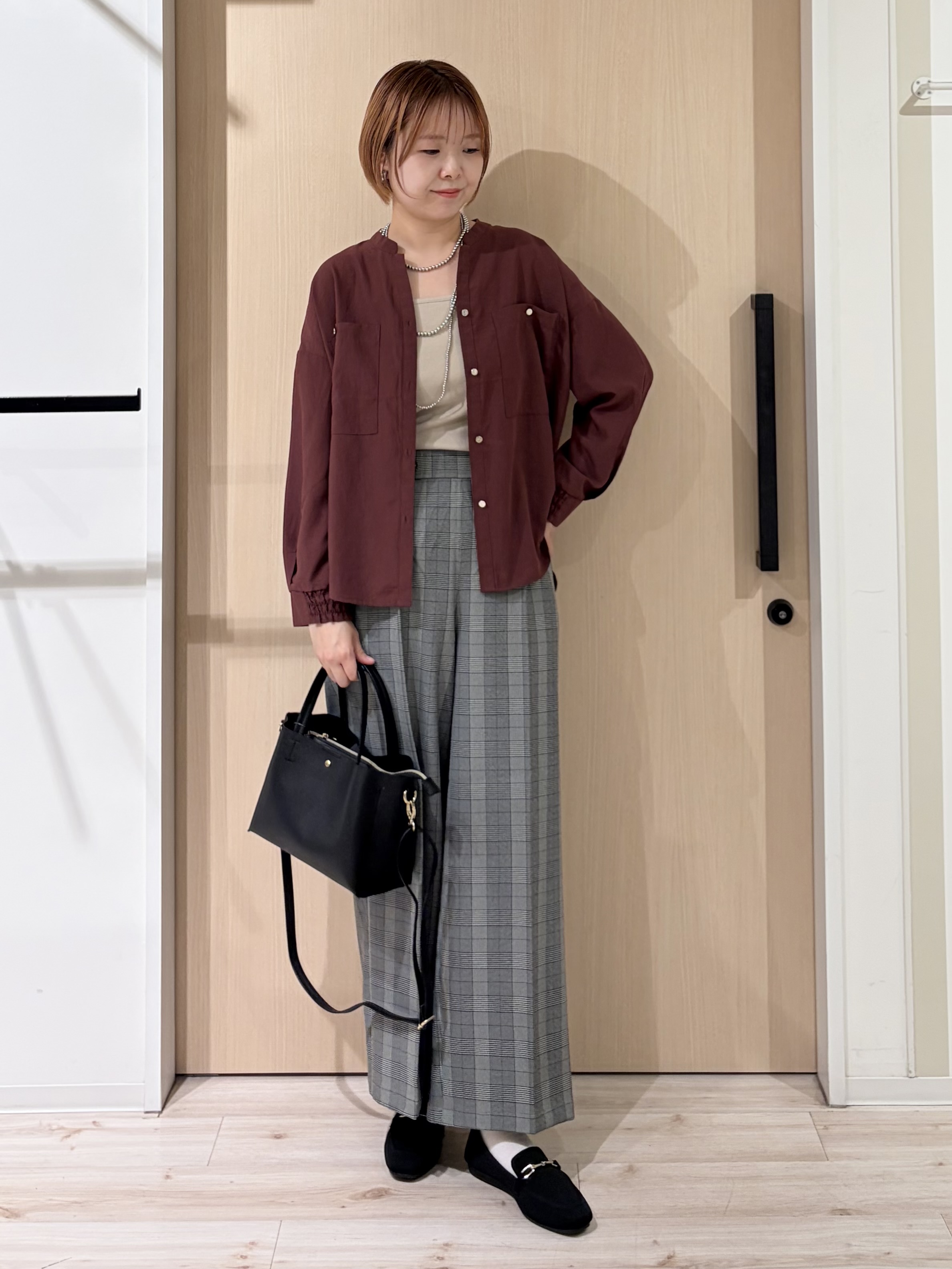 ひらしーさんの「SHOO･LA･RUE｜【洗濯後しわになりにくい/S-LL】キーネック金ボタンポケットシャツ」を使ったコーディネート