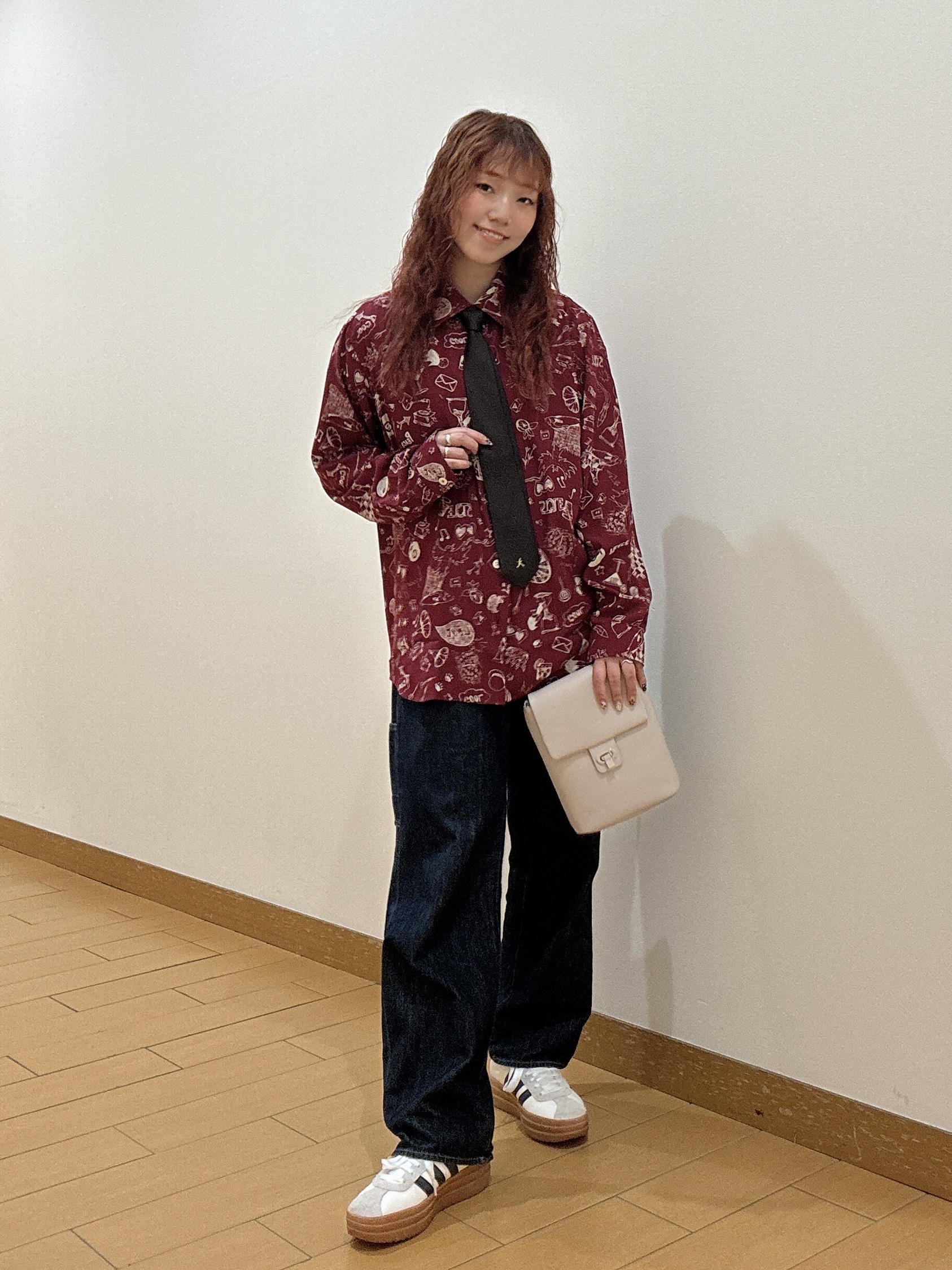 ヒナさんの「TAKEO KIKUCHI｜【BOWLER HAT LABEL】日本製PLAYプリントシャツ」を使ったコーディネート