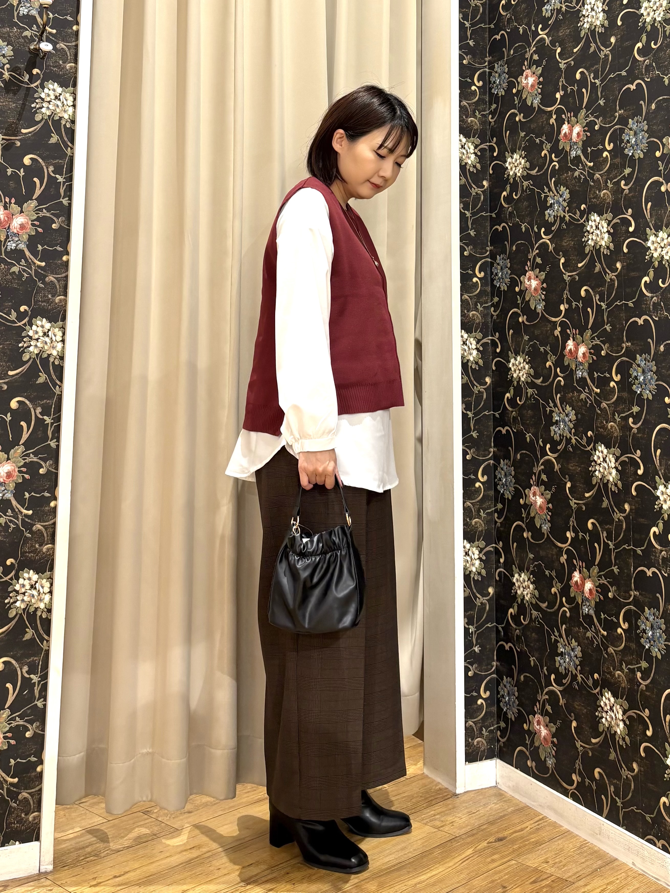 ネリさんの「SHOO･LA･RUE｜【2点セット/S-LL】着回し自在 スポンディッシュニットベスト＆フレアシャツ」を使ったコーディネート