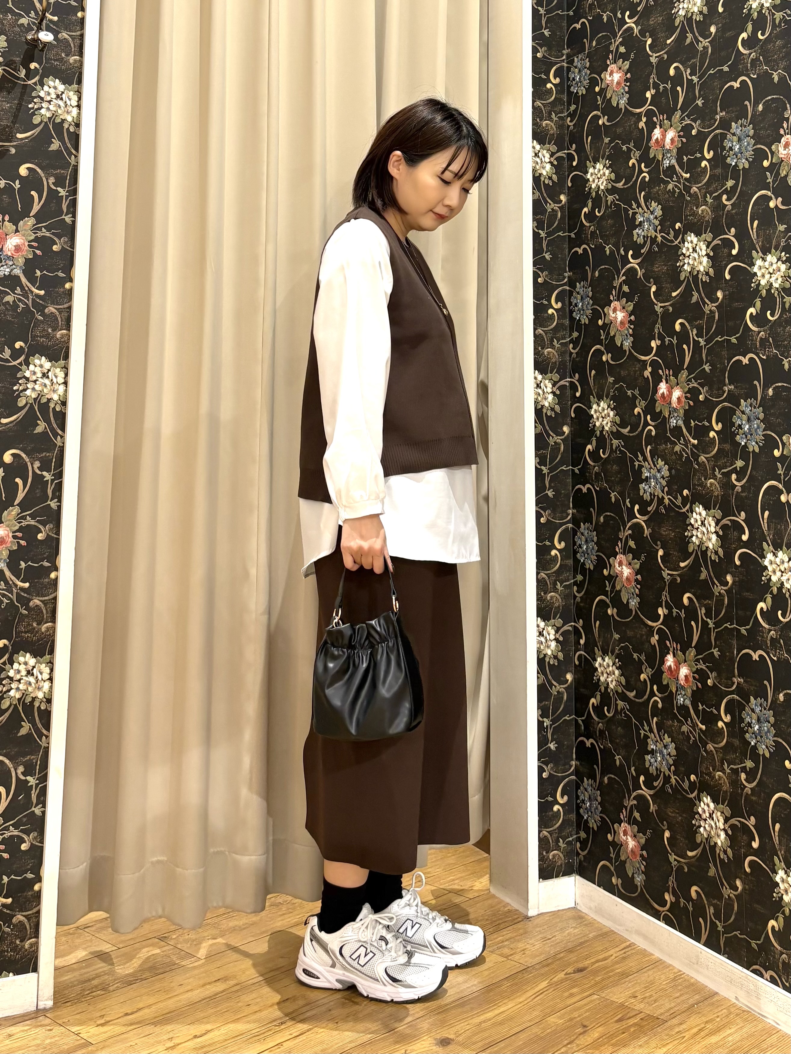 ネリさんの「SHOO･LA･RUE｜【2点セット/S-LL】着回し自在 スポンディッシュニットベスト＆フレアシャツ」を使ったコーディネート