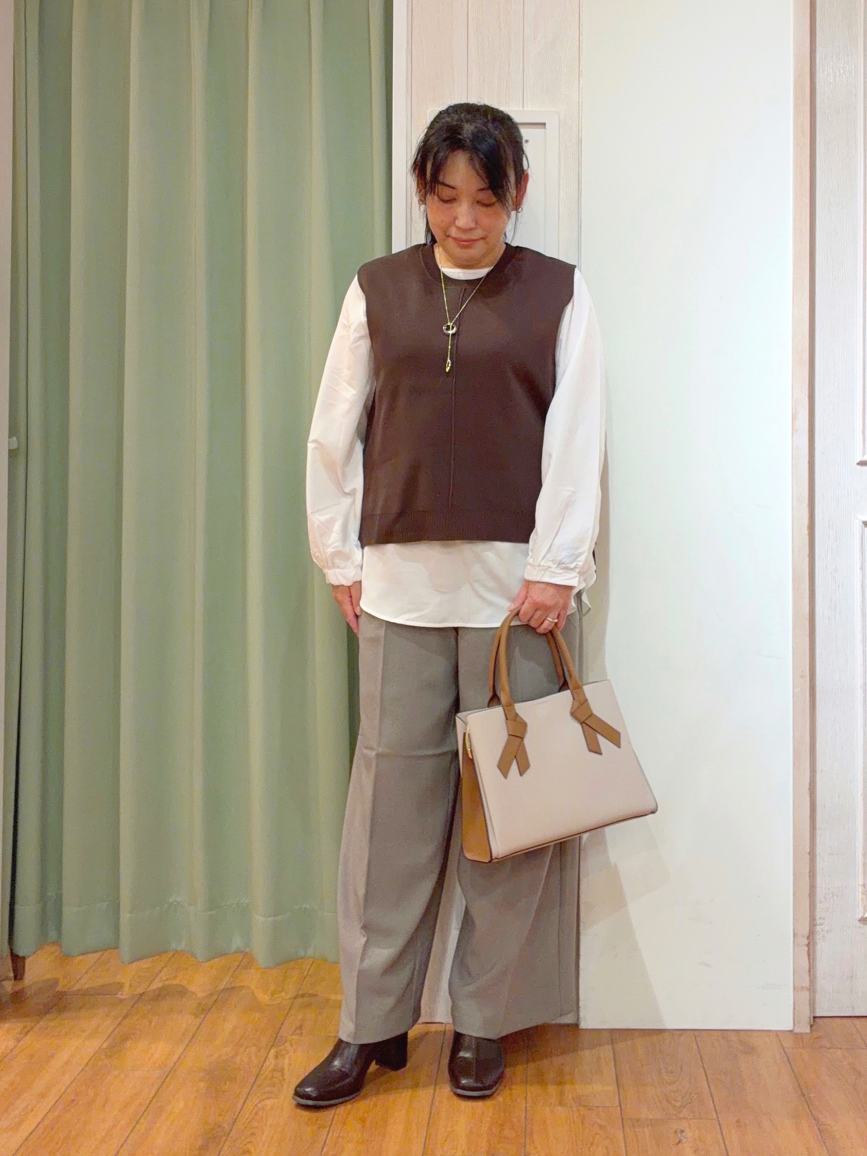 ke-yさんの「SHOO･LA･RUE｜【2点セット/S-LL】着回し自在 スポンディッシュニットベスト＆フレアシャツ」を使ったコーディネート