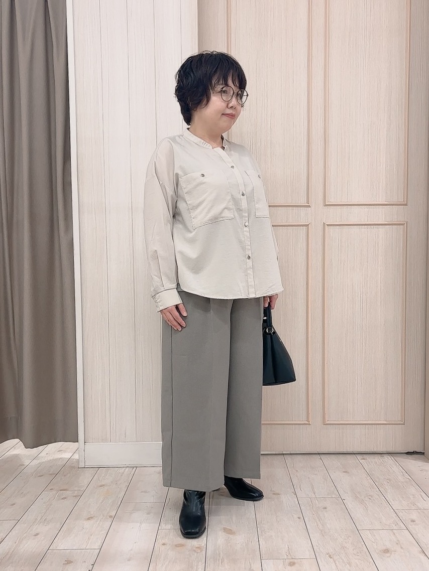 えりっこさんの「SHOO･LA･RUE｜【洗濯後しわになりにくい/S-LL】キーネック金ボタンポケットシャツ」を使ったコーディネート