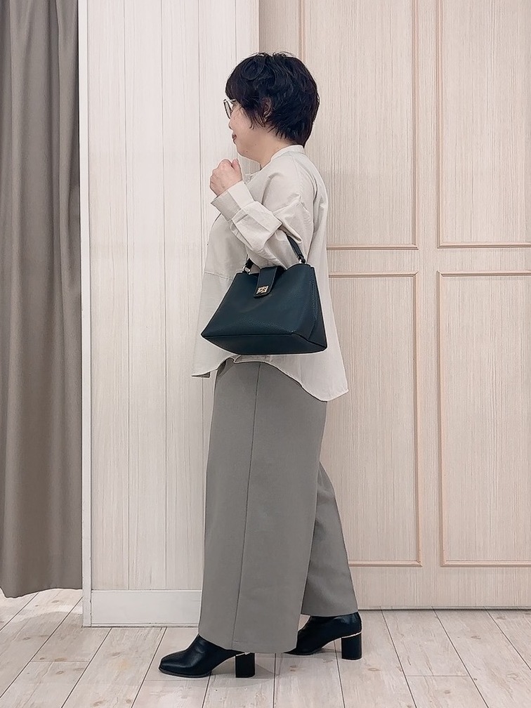 えりっこさんの「SHOO･LA･RUE｜【洗濯後しわになりにくい/S-LL】キーネック金ボタンポケットシャツ」を使ったコーディネート