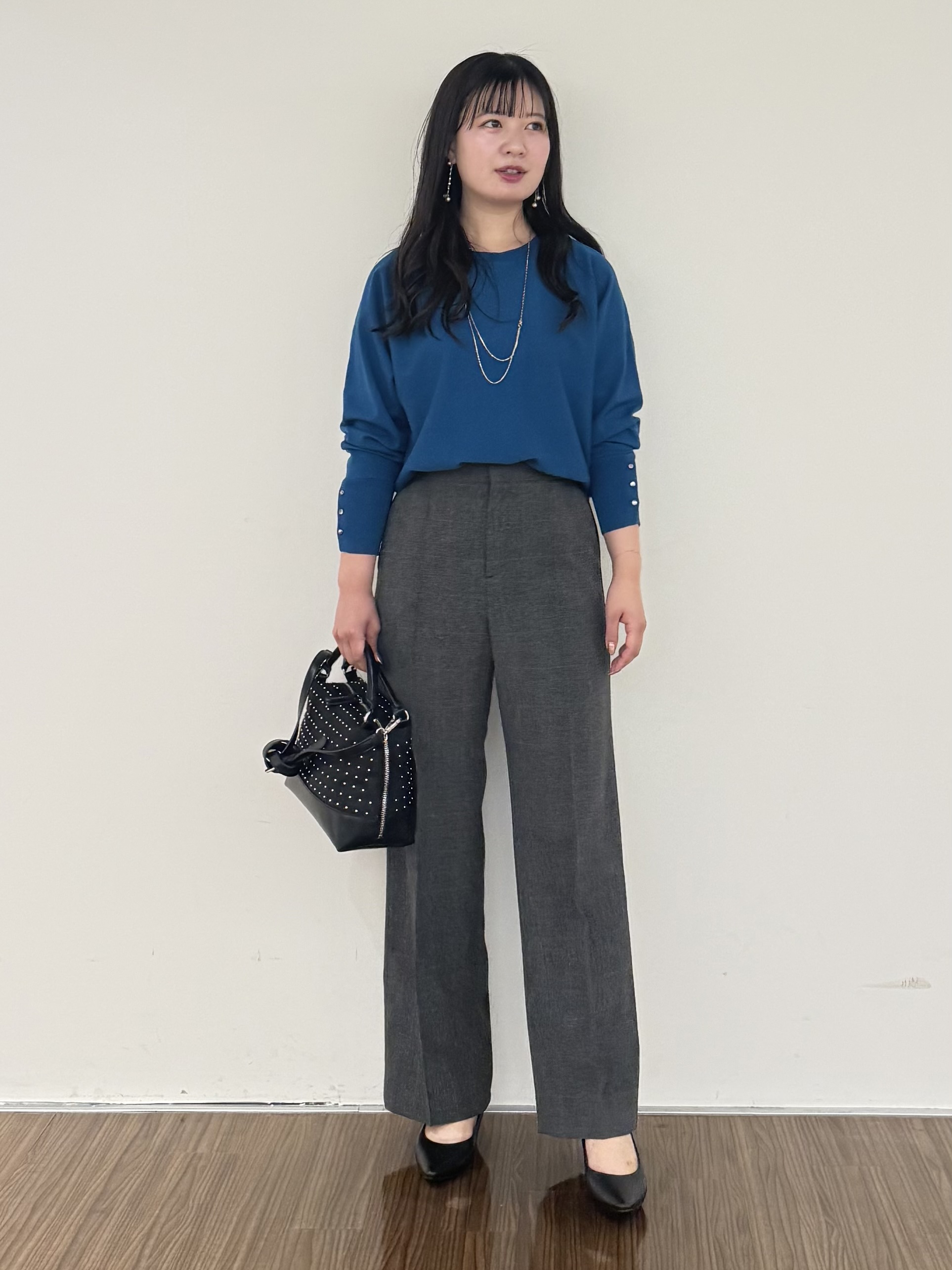 いくみさんの「INDIVI｜【選べる6色／ストレッチ◎】きれいめドルマンスリーブニット」を使ったコーディネート