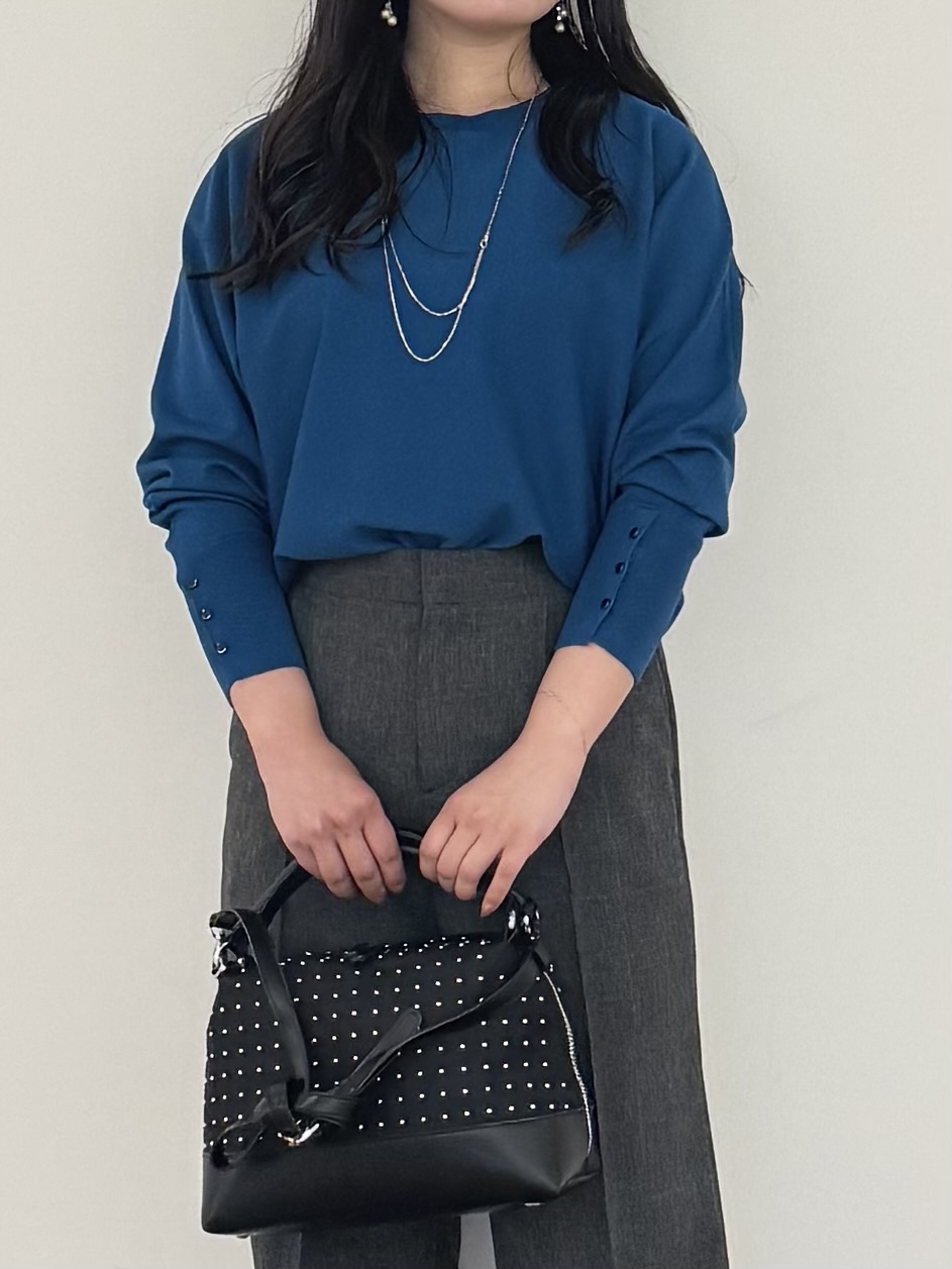 いくみさんの「INDIVI｜【選べる6色／ストレッチ◎】きれいめドルマンスリーブニット」を使ったコーディネート