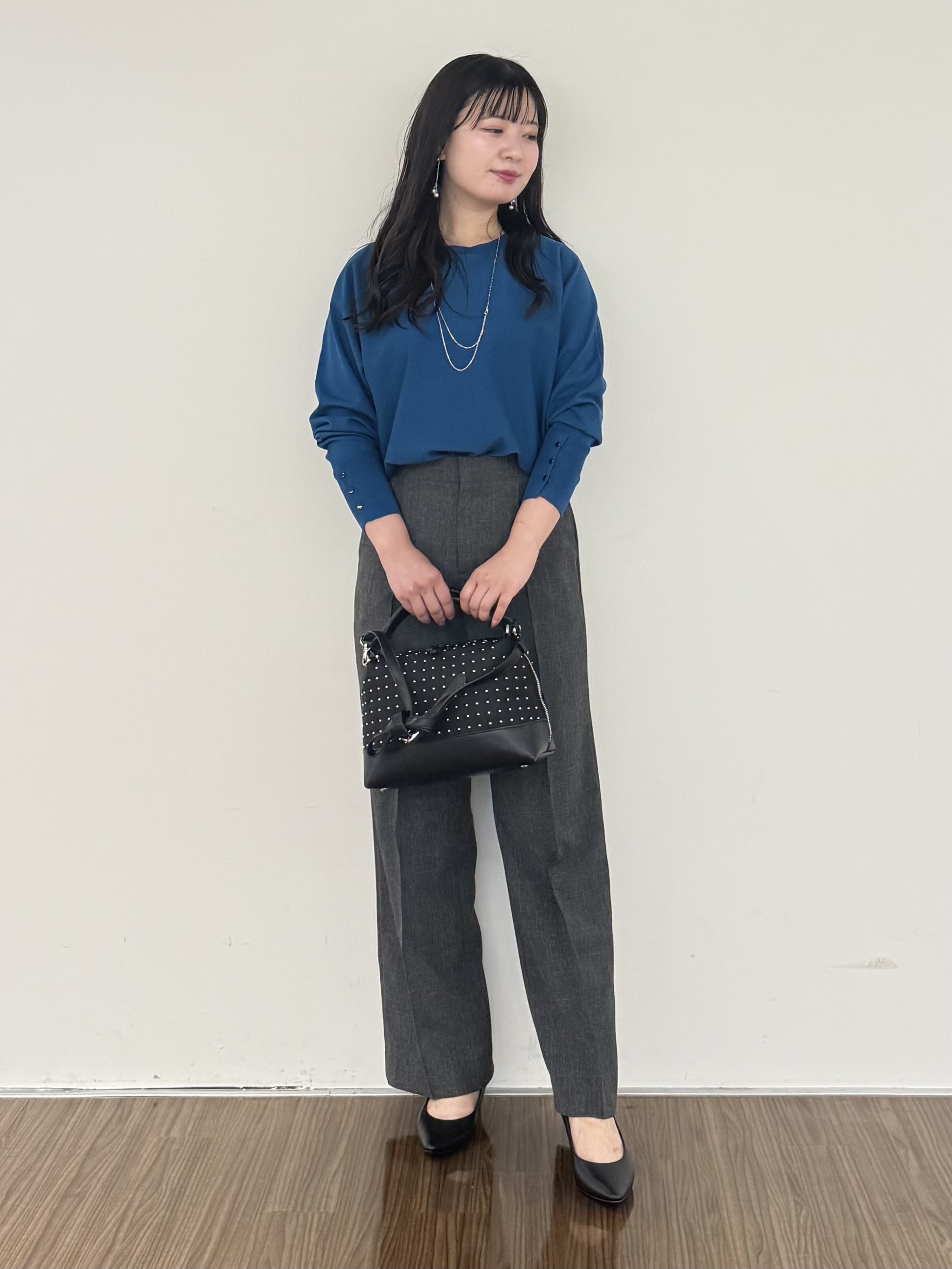 いくみさんの「INDIVI｜【選べる6色／ストレッチ◎】きれいめドルマンスリーブニット」を使ったコーディネート
