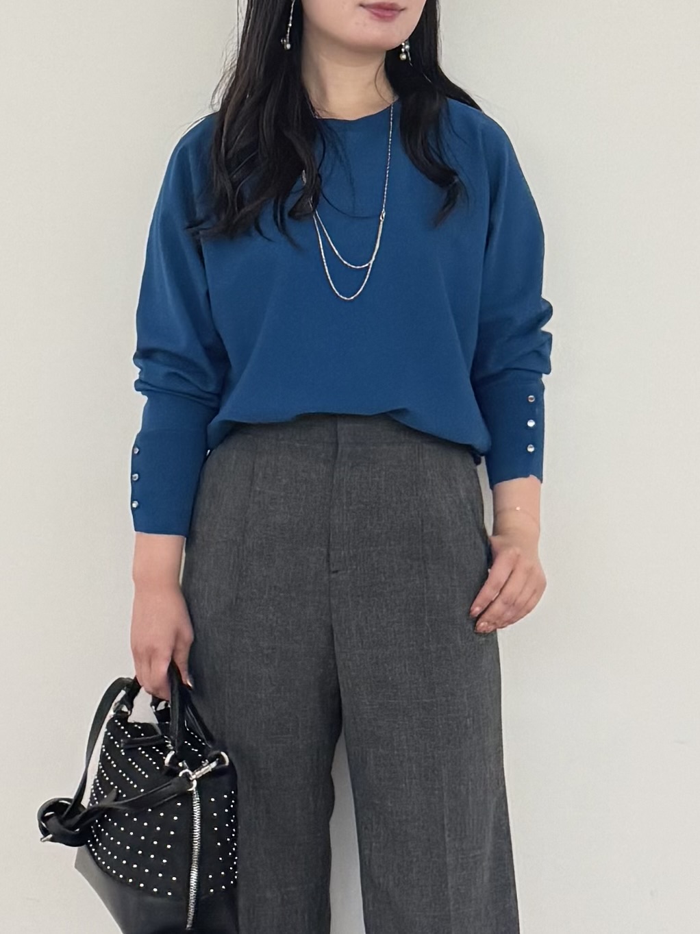 いくみさんの「INDIVI｜【選べる6色／ストレッチ◎】きれいめドルマンスリーブニット」を使ったコーディネート