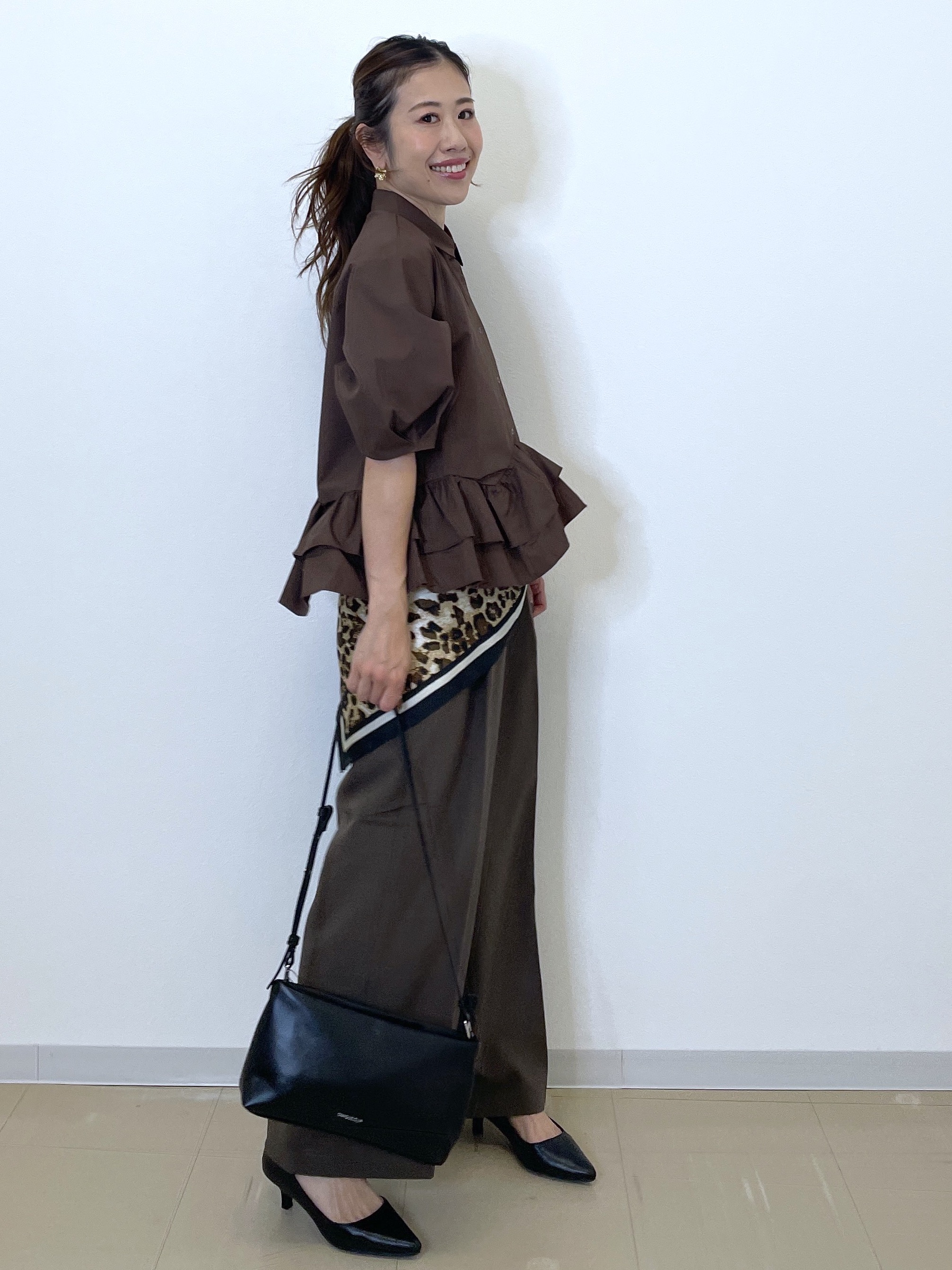 Akiさんの「OPAQUE.CLIP｜【森絵梨佳さん着用】裾ラッフルデザインブラウス《洗濯機OK》」を使ったコーディネート