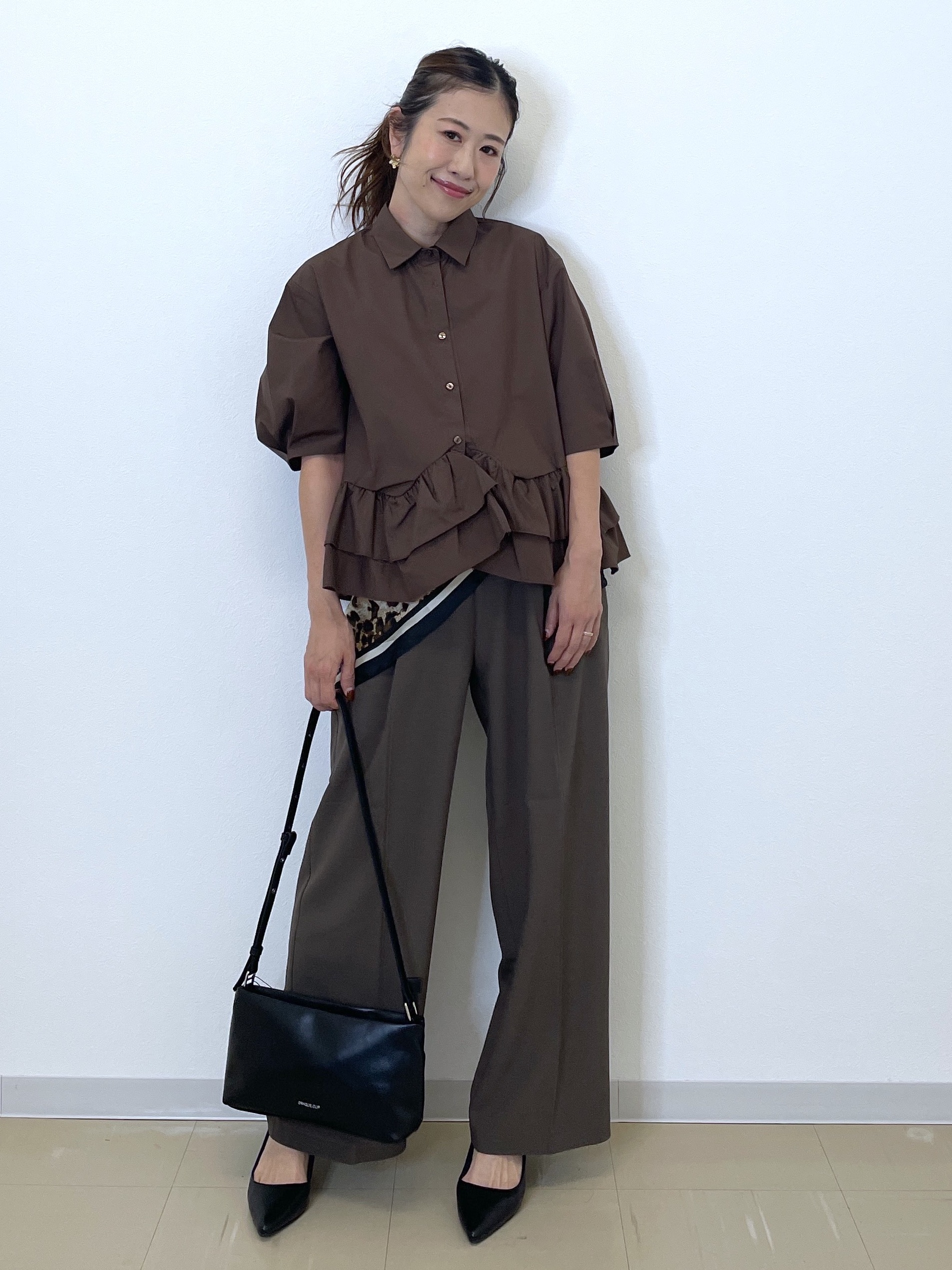Akiさんの「OPAQUE.CLIP｜【森絵梨佳さん着用】裾ラッフルデザインブラウス《洗濯機OK》」を使ったコーディネート