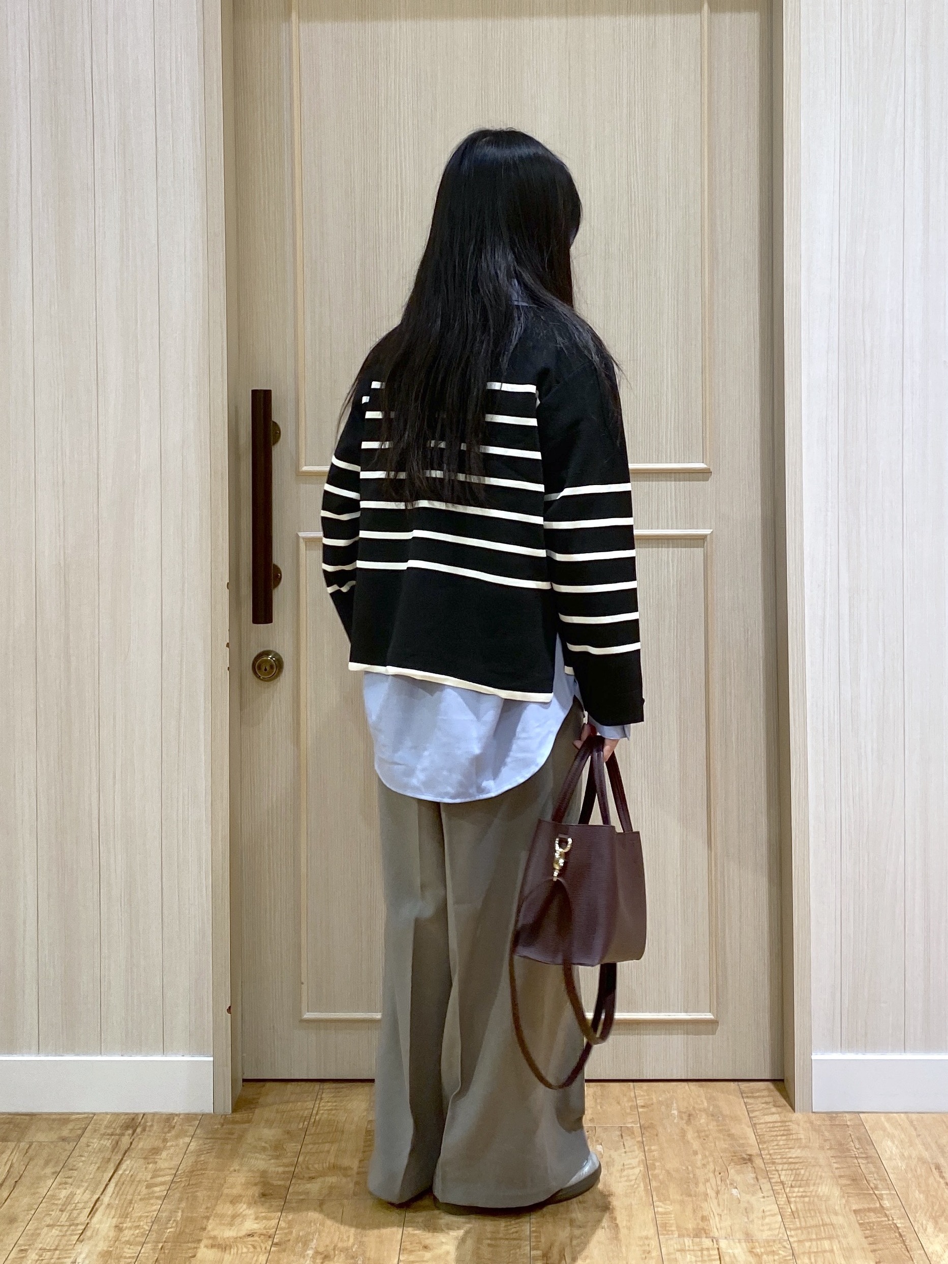 ERIさんの「SHOO･LA･RUE｜【洗濯機可/S-LL】抜け感ある着こなしに 金ボタン付き スポンディッシュ クルーネックニット」を使ったコーディネート