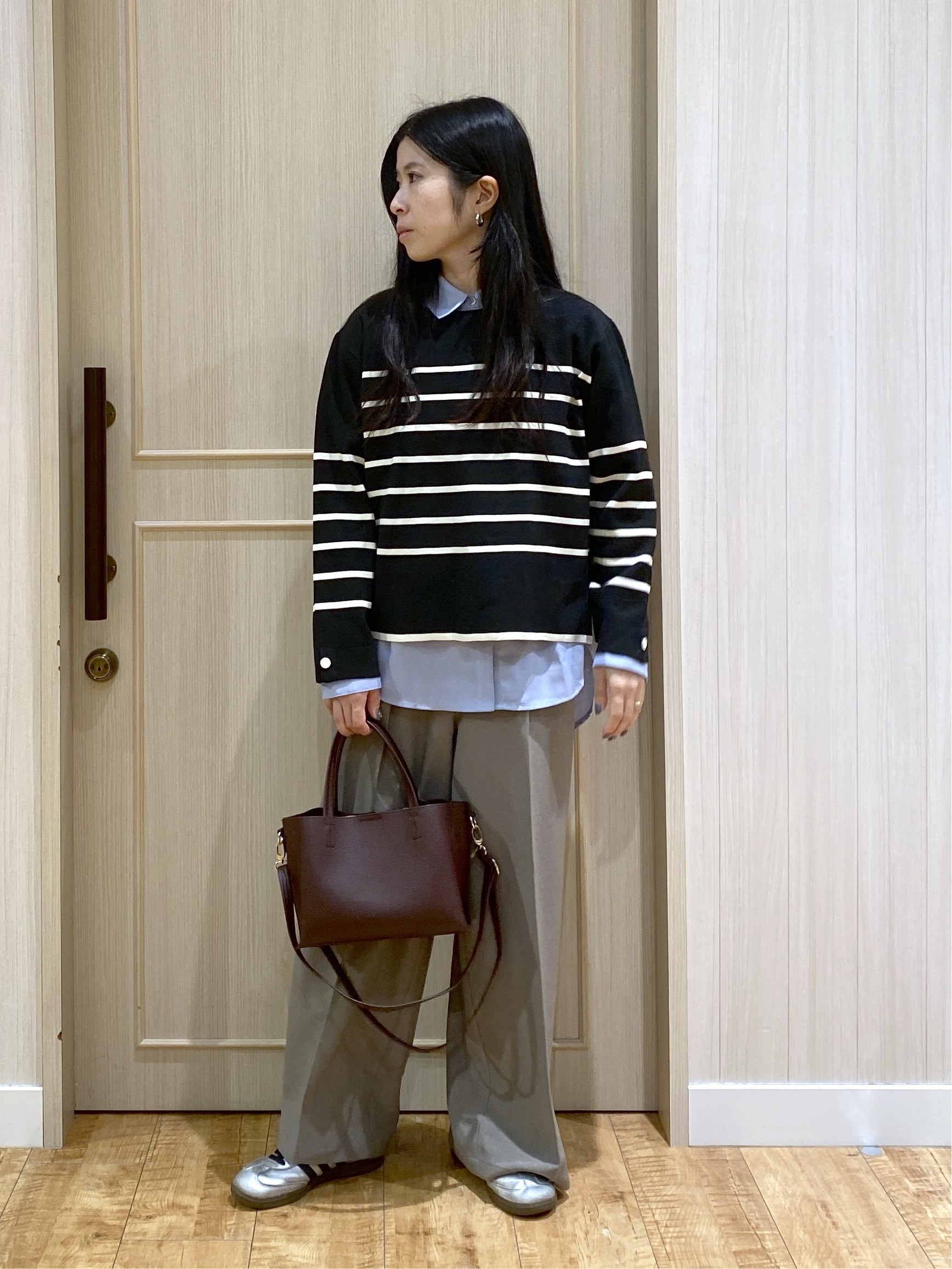 ERIさんの「SHOO･LA･RUE｜【洗濯機可/S-LL】抜け感ある着こなしに 金ボタン付き スポンディッシュ クルーネックニット」を使ったコーディネート