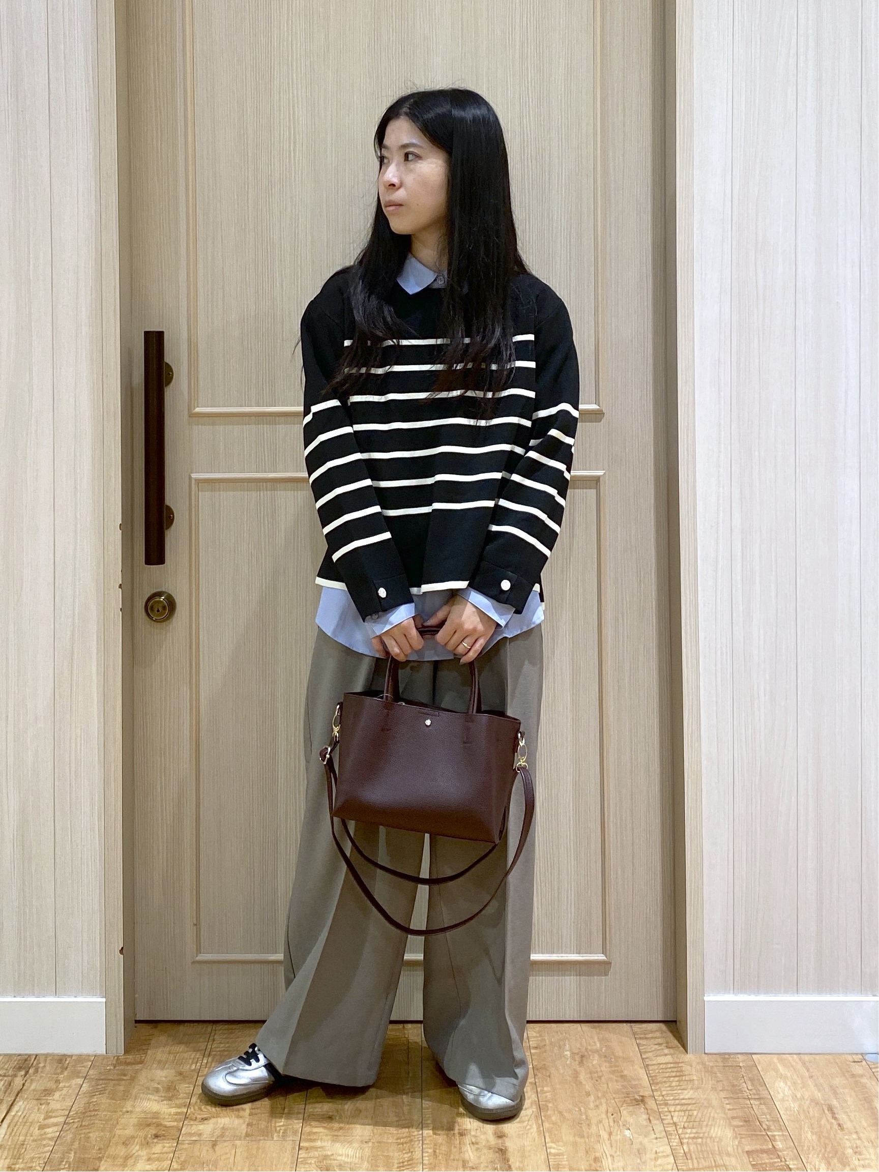 ERIさんの「SHOO･LA･RUE｜【洗濯機可/S-LL】抜け感ある着こなしに 金ボタン付き スポンディッシュ クルーネックニット」を使ったコーディネート