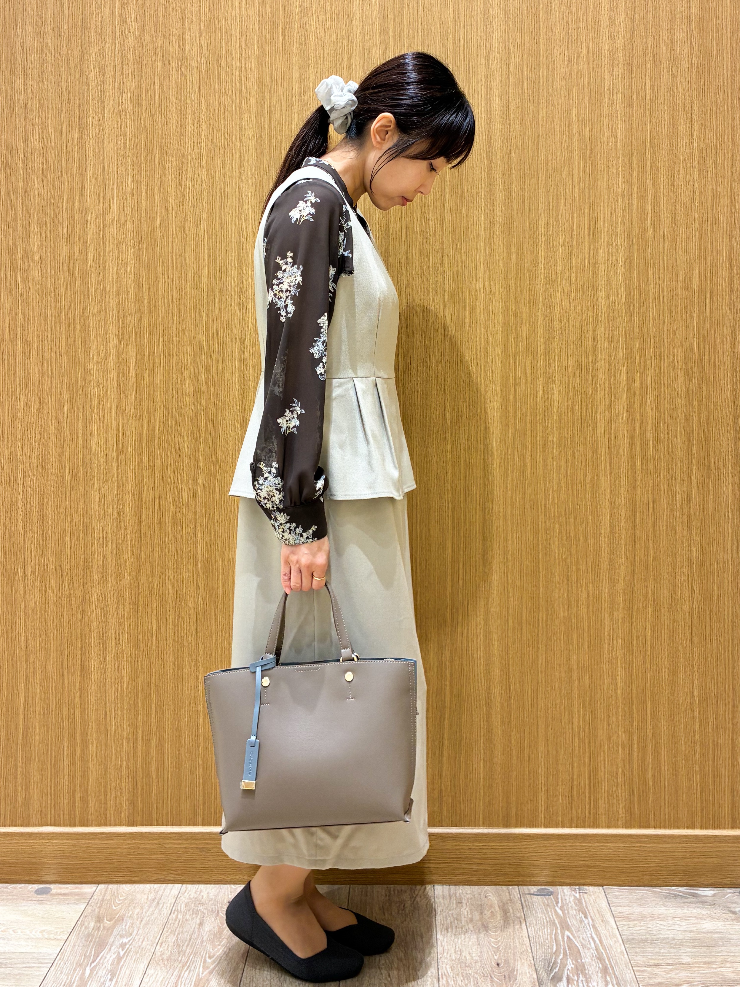 tomoさんの「OPAQUE.CLIP｜プリーツレイヤードバンドカラーブラウス【洗濯機OK／イージーアイロン／防シワ】」を使ったコーディネート