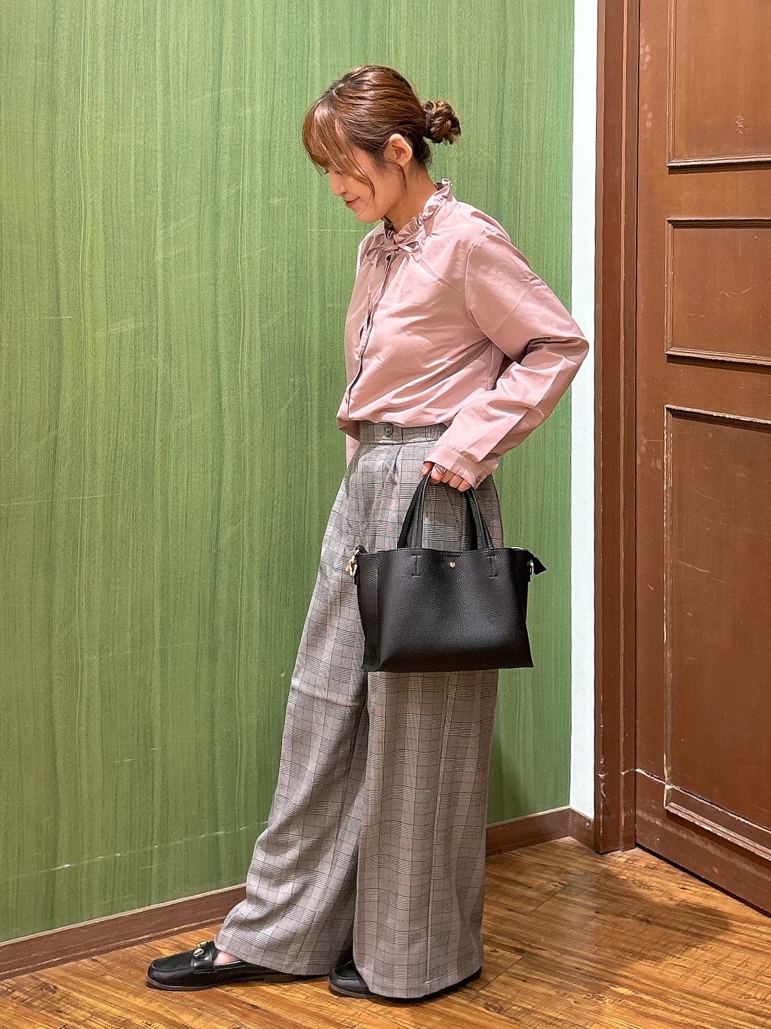 かおりさんの「SHOO･LA･RUE｜【S-LL/洗濯機可】襟フリルが女性らしい リボンブラウス」を使ったコーディネート