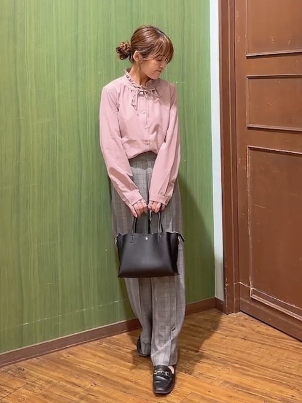 かおりさんの「SHOO･LA･RUE｜【S-LL/洗濯機可】襟フリルが女性らしい リボンブラウス」を使ったコーディネート