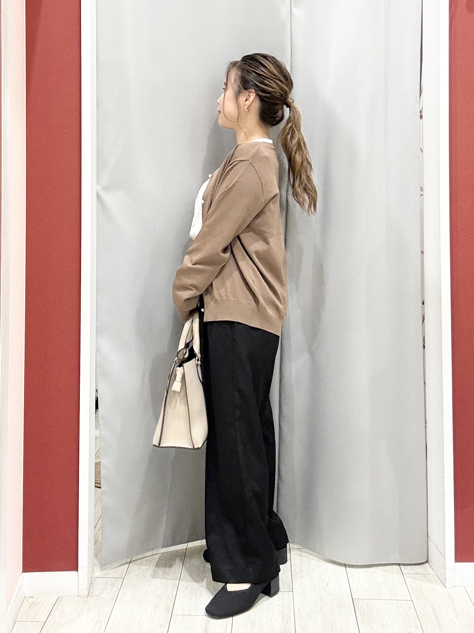 shioさんの「SHOO･LA･RUE｜【洗濯機可/S-LL】マルチボタンが品よく映えるカーディガン」を使ったコーディネート