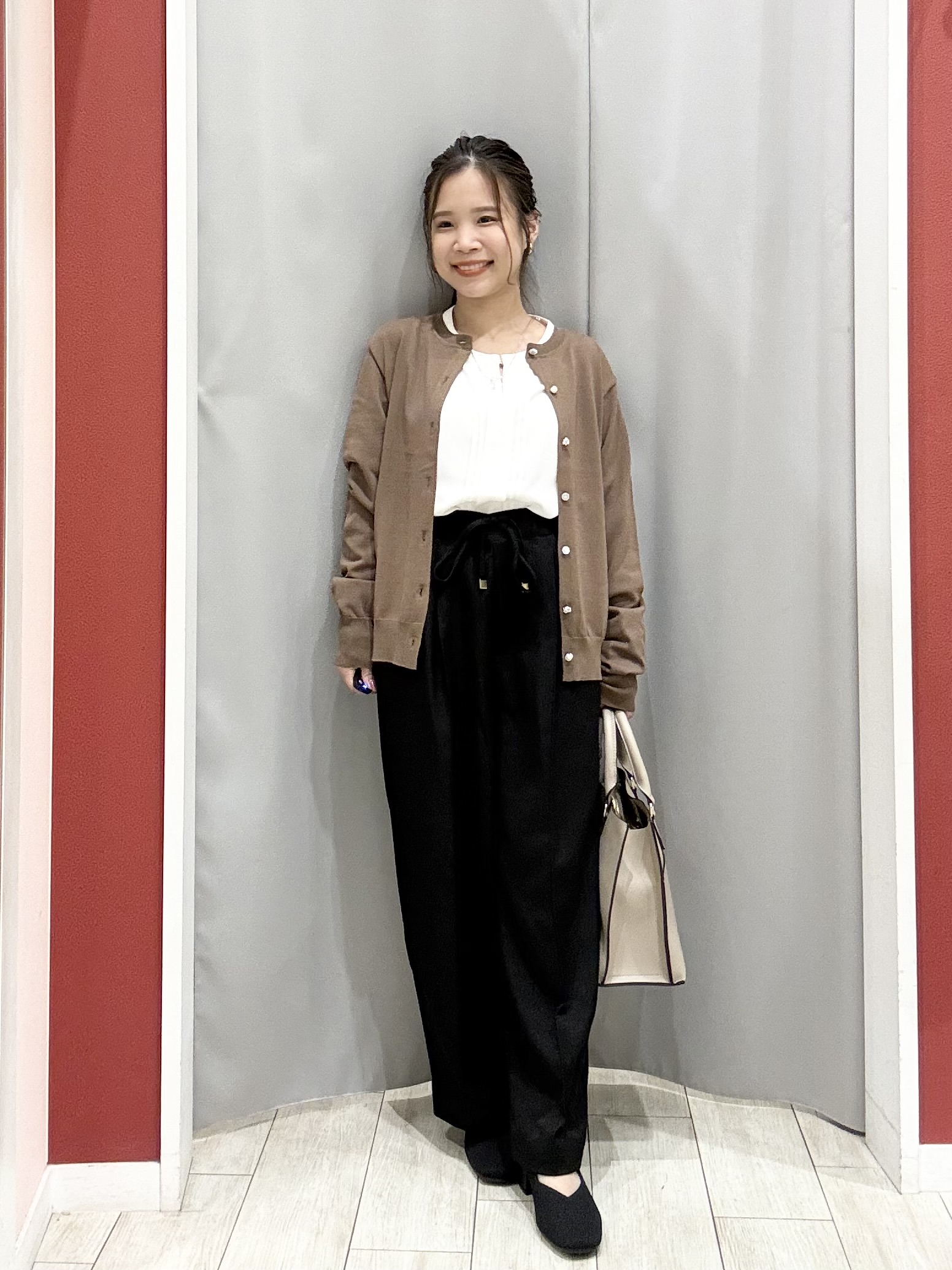 shioさんの「SHOO･LA･RUE｜【洗濯機可/S-LL】マルチボタンが品よく映えるカーディガン」を使ったコーディネート