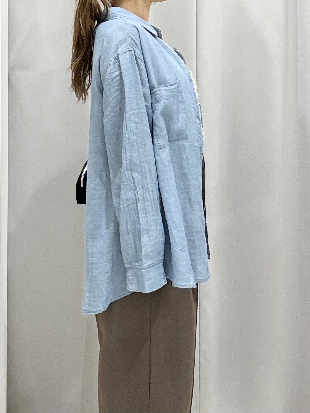 shioさんの「SHOO･LA･RUE｜【綿100%/UV/S-LL/体型カバー】ヒップが隠せる やわらかデニムシャツ」を使ったコーディネート