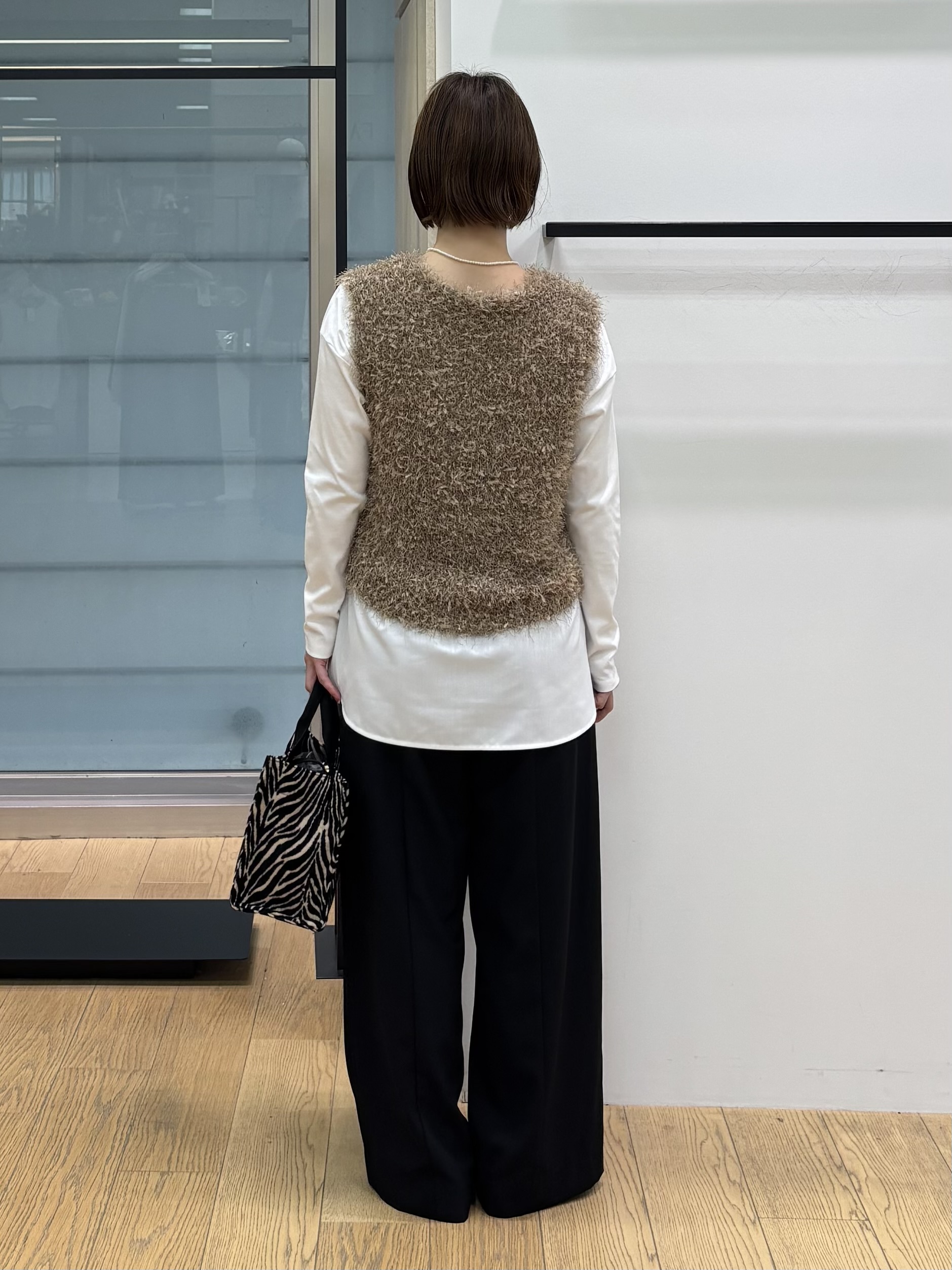 asamiさんの「INDIVI｜【洗える】ファンシーヤーンVネックニットベスト」を使ったコーディネート