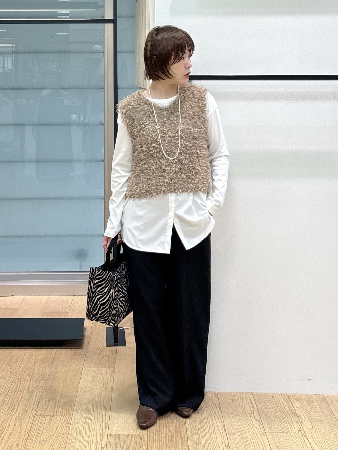asamiさんの「INDIVI｜【洗える】ファンシーヤーンVネックニットベスト」を使ったコーディネート