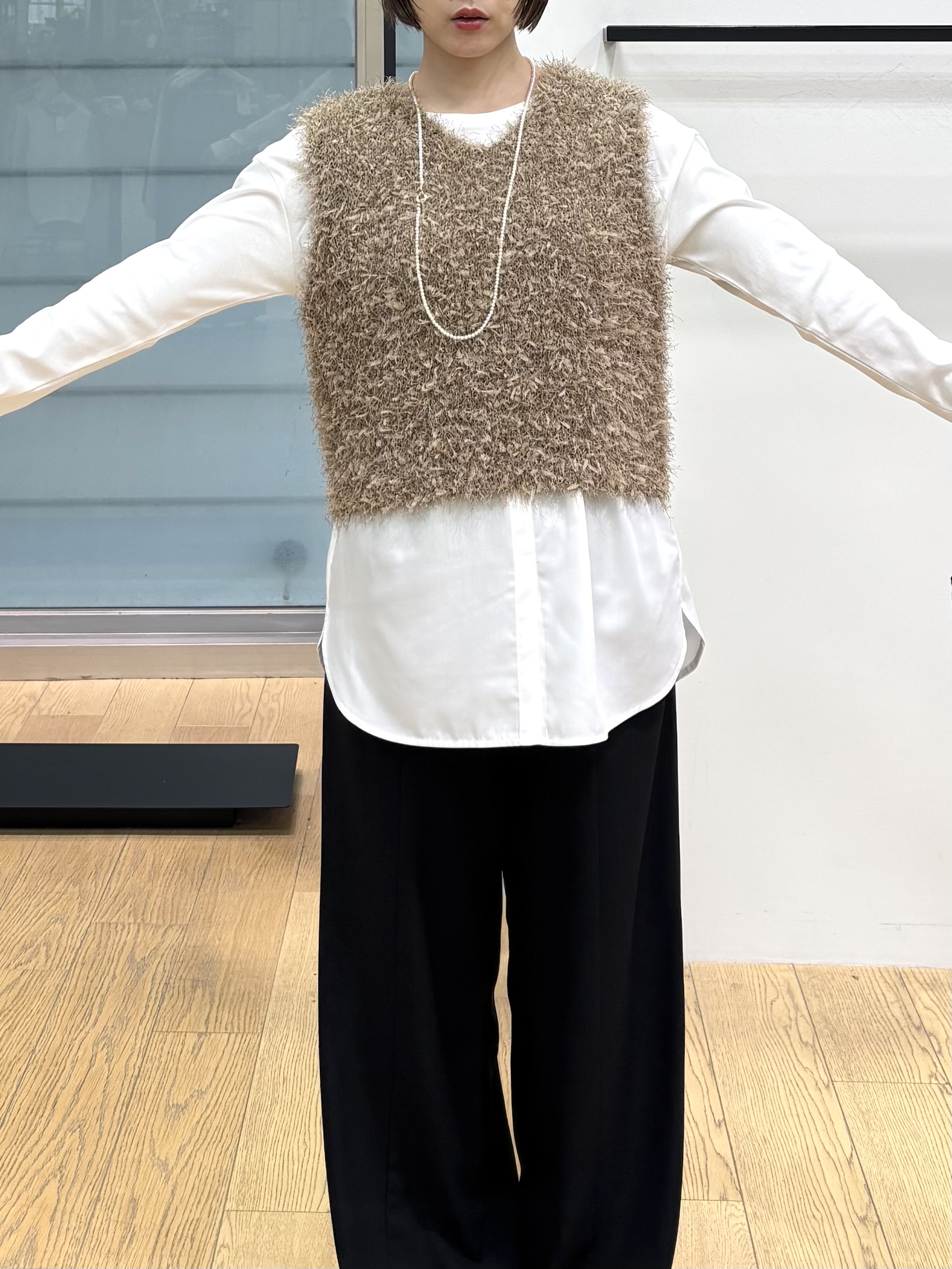 asamiさんの「INDIVI｜【洗える】ファンシーヤーンVネックニットベスト」を使ったコーディネート