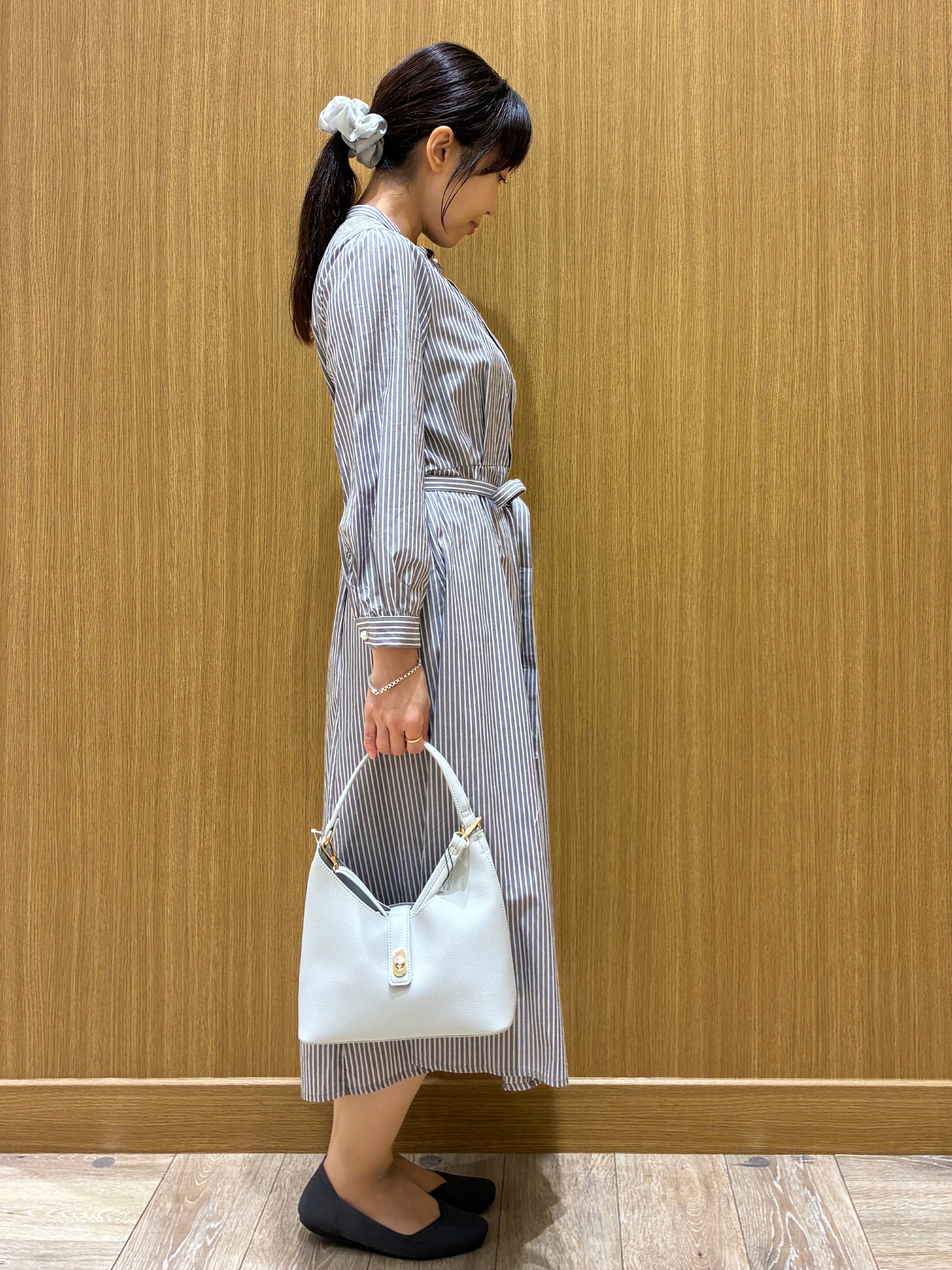 tomoさんの「OPAQUE.CLIP｜ベルト付きバンドカラーワンピース【洗濯機OK】」を使ったコーディネート