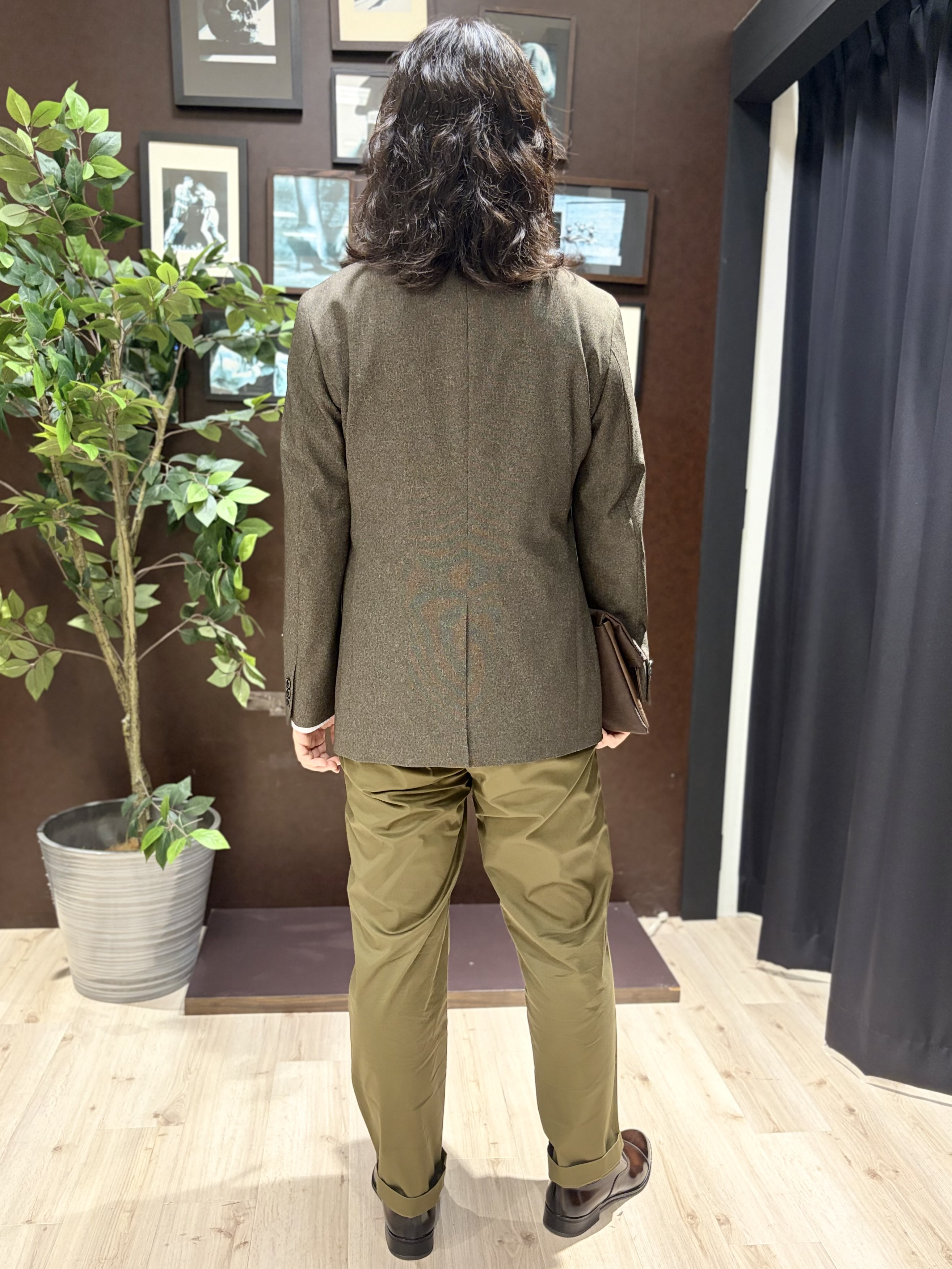 町田恵さんの「TAKEO KIKUCHI｜ストレッチ ワイド チノ」を使ったコーディネート