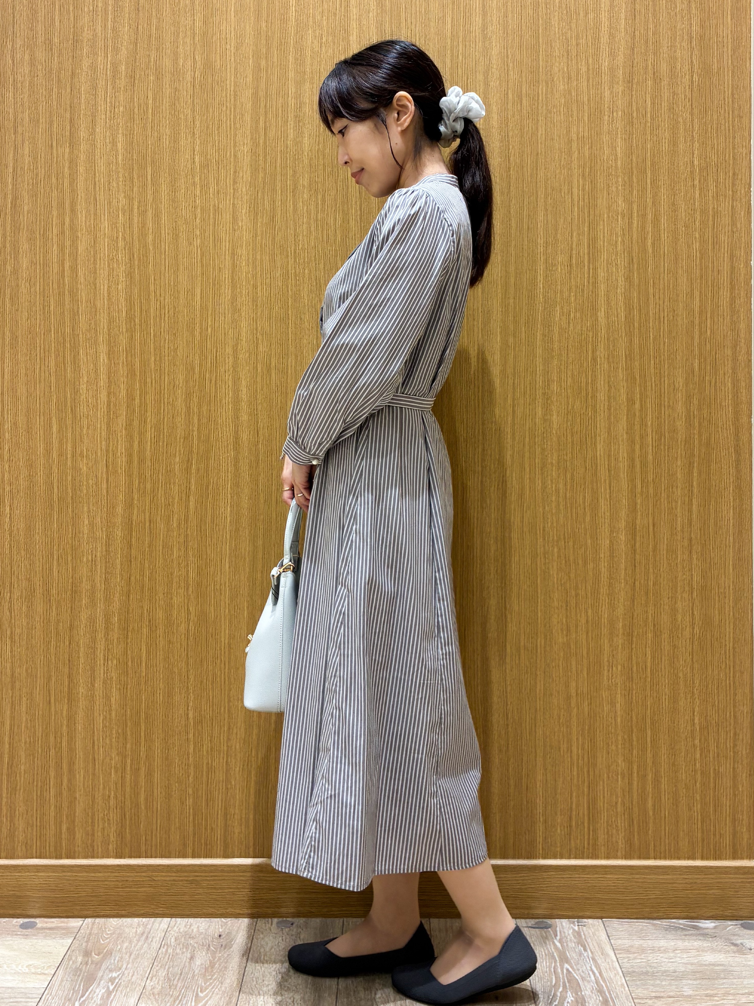tomoさんの「OPAQUE.CLIP｜ベルト付きバンドカラーワンピース【洗濯機OK】」を使ったコーディネート