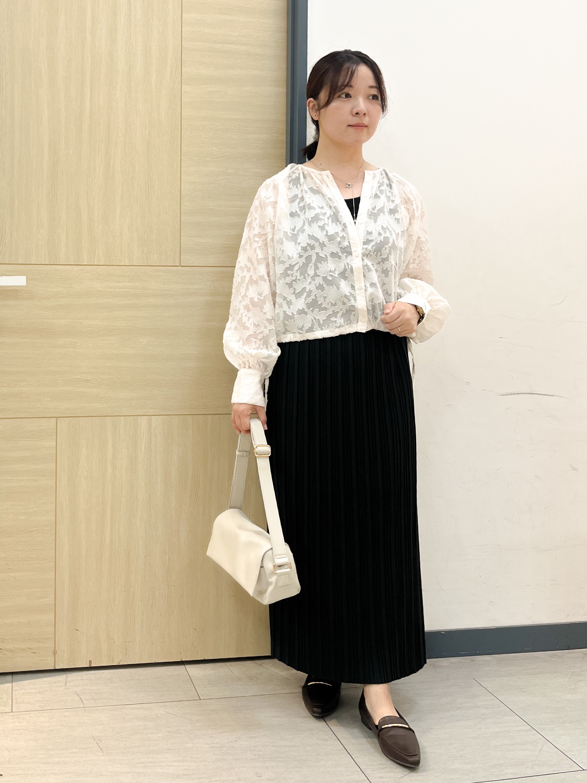 YOさんの「grove｜上品に華やぐ シアージャカードブラウス」を使ったコーディネート
