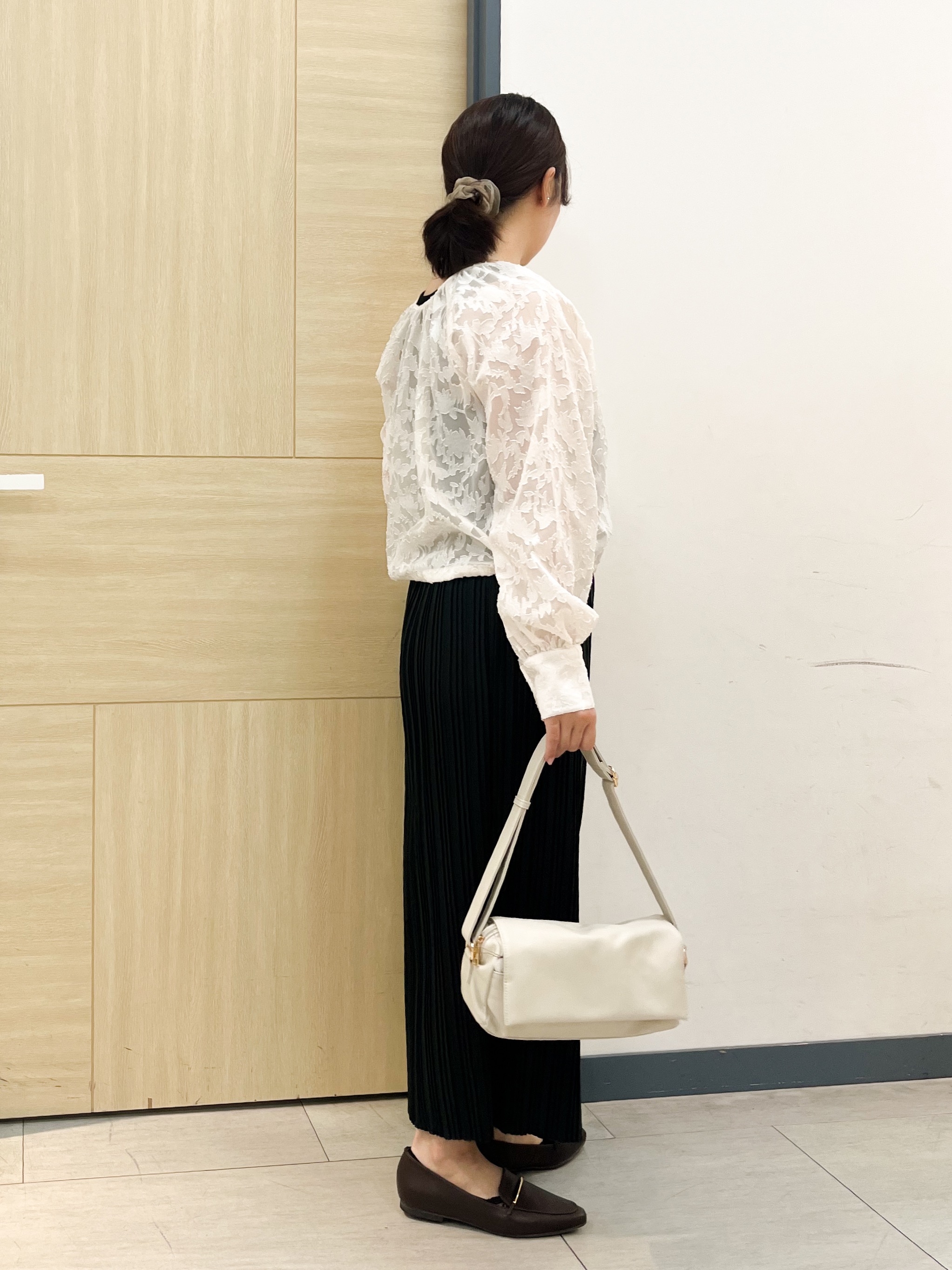 YOさんの「grove｜上品に華やぐ シアージャカードブラウス」を使ったコーディネート