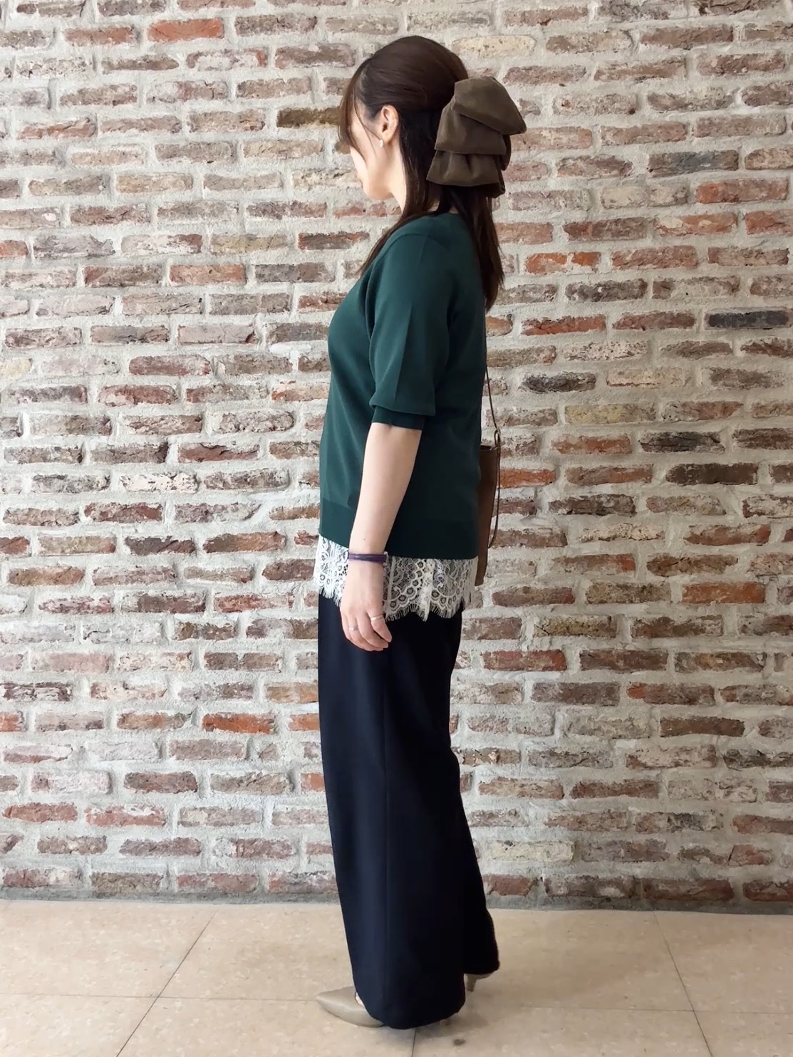 tokiさんの「THE SHOP TK｜【秋始めにちょうどいい/毛玉防止】すっきりVネック秋色6分袖ニット」を使ったコーディネート