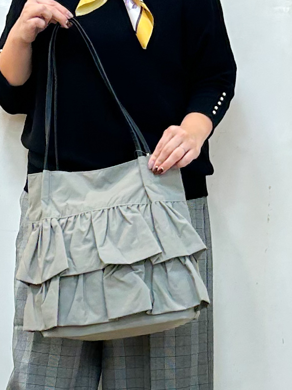 haruさんの「SHOO･LA･RUE｜【毛玉になりにくい】パール調ボタンが女性らしさをプラス ガーター切替 7分袖ドルマンニット」を使ったコーディネート