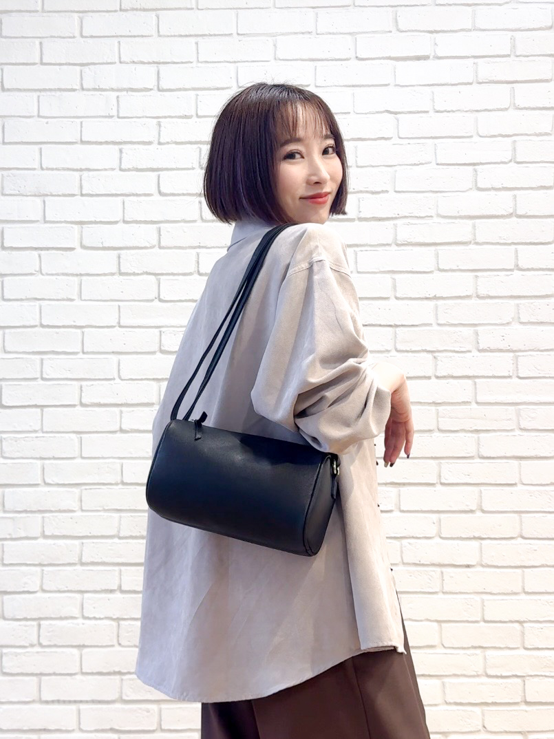 𝐜𝐡𝐢𝐤𝐚さんの「SHOO･LA･RUE｜【S-LL/洗濯機可】なめらかさが心地いい。スエード調ポケットシャツ」を使ったコーディネート